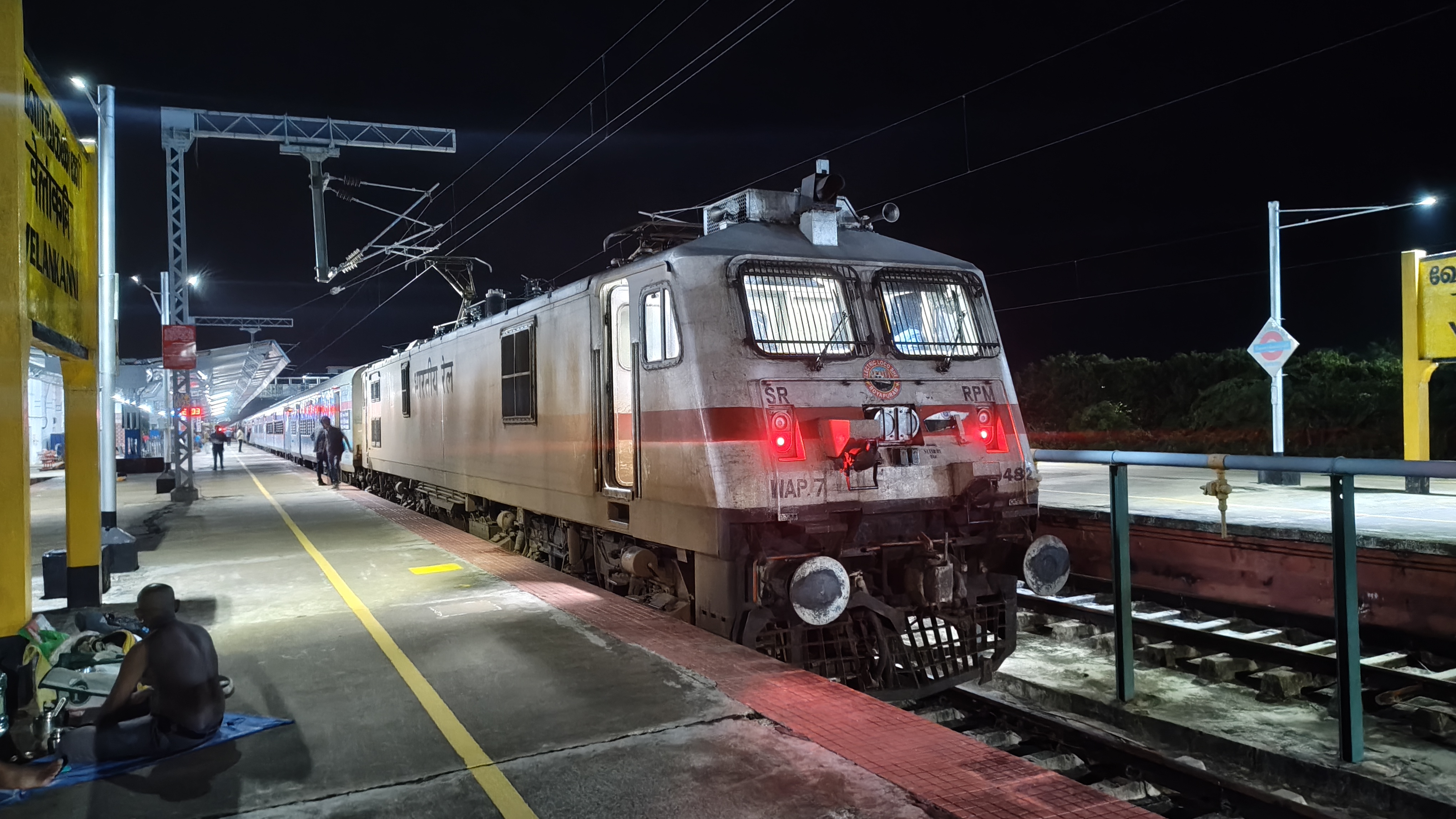 22121 Mumbai LTT - Lucknow AC SF Express photo 6