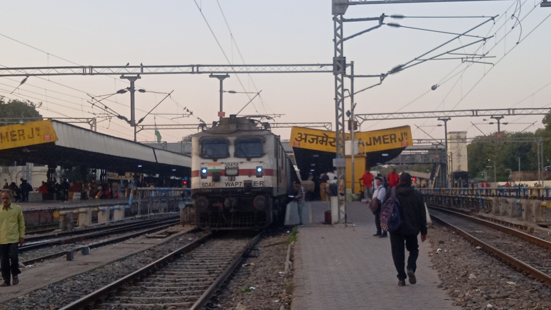 12929 Valsad - Vadodara Intercity SF Express photo 1