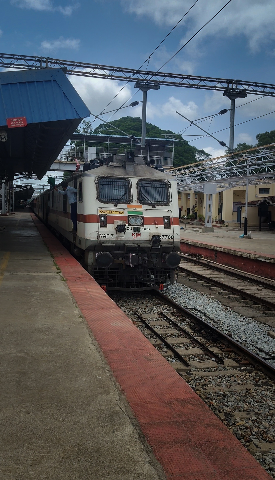 09075 Mumbai Central - Kathgodam Special Fare SF Summer Special photo 1