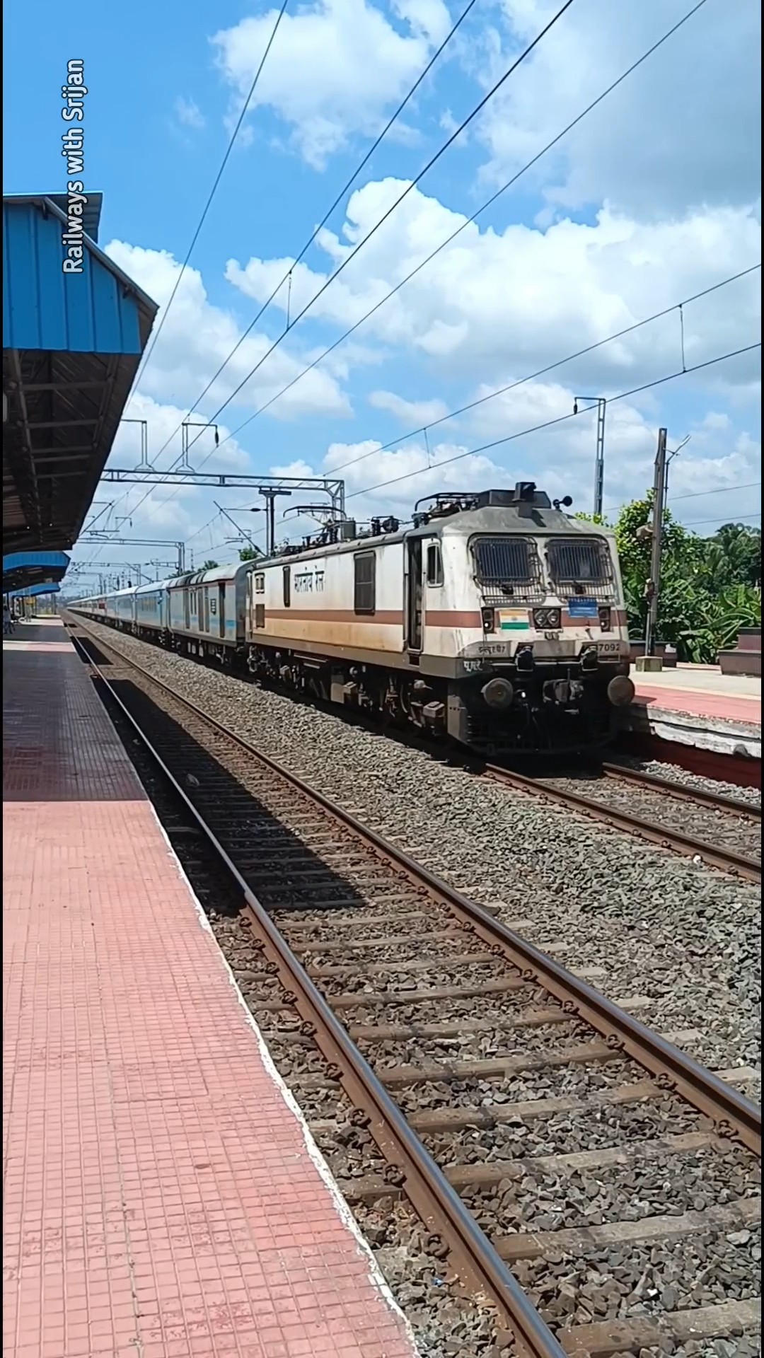 34847 Diamond Harbour - Sealdah Local photo 3