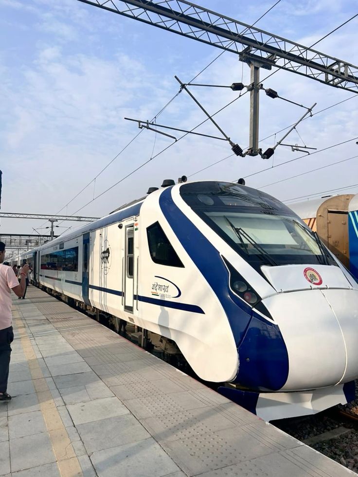 12103 Pune - Lucknow Jn. SF Express photo 3