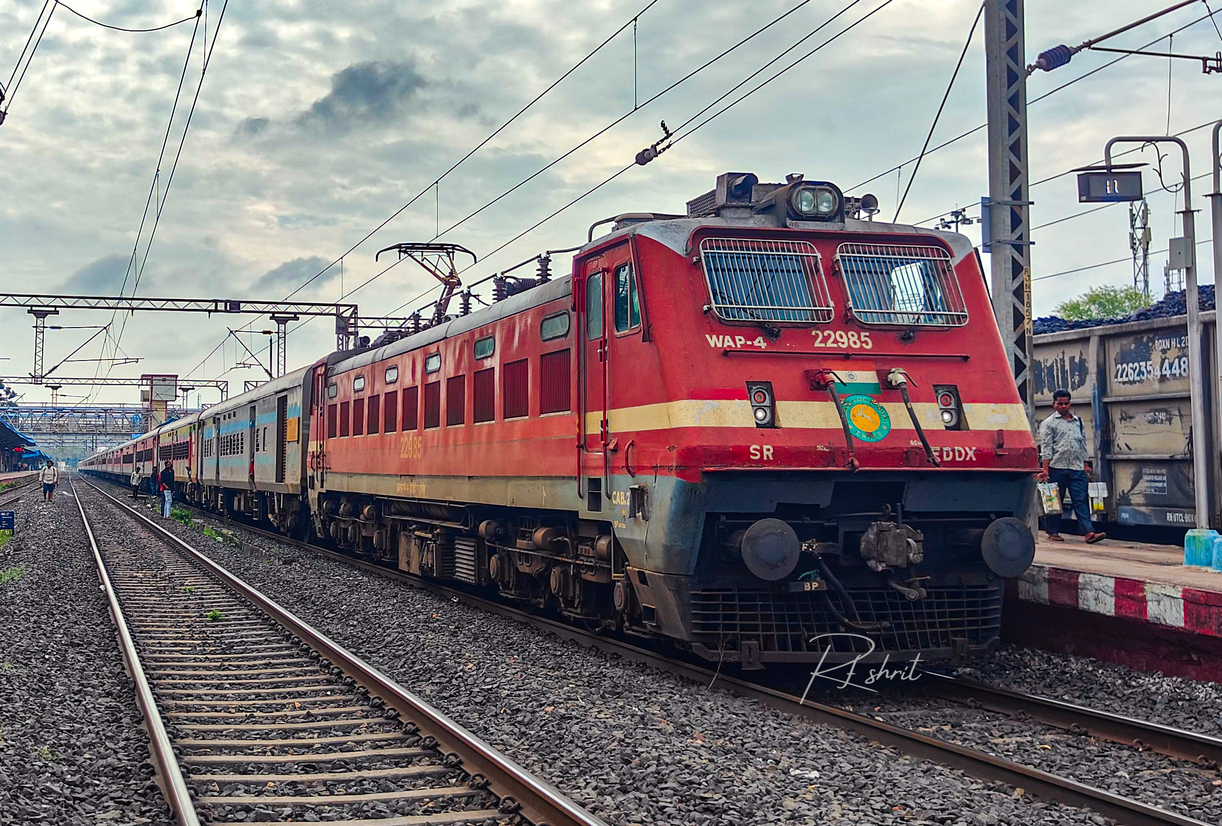 22845 Pune - Hatia SF Express photo 1