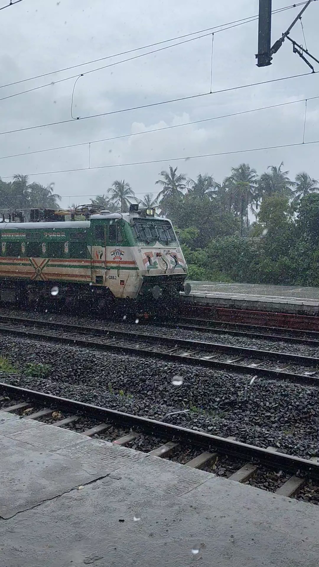 22533 Gorakhpur - Yesvantpur SF Express photo 1