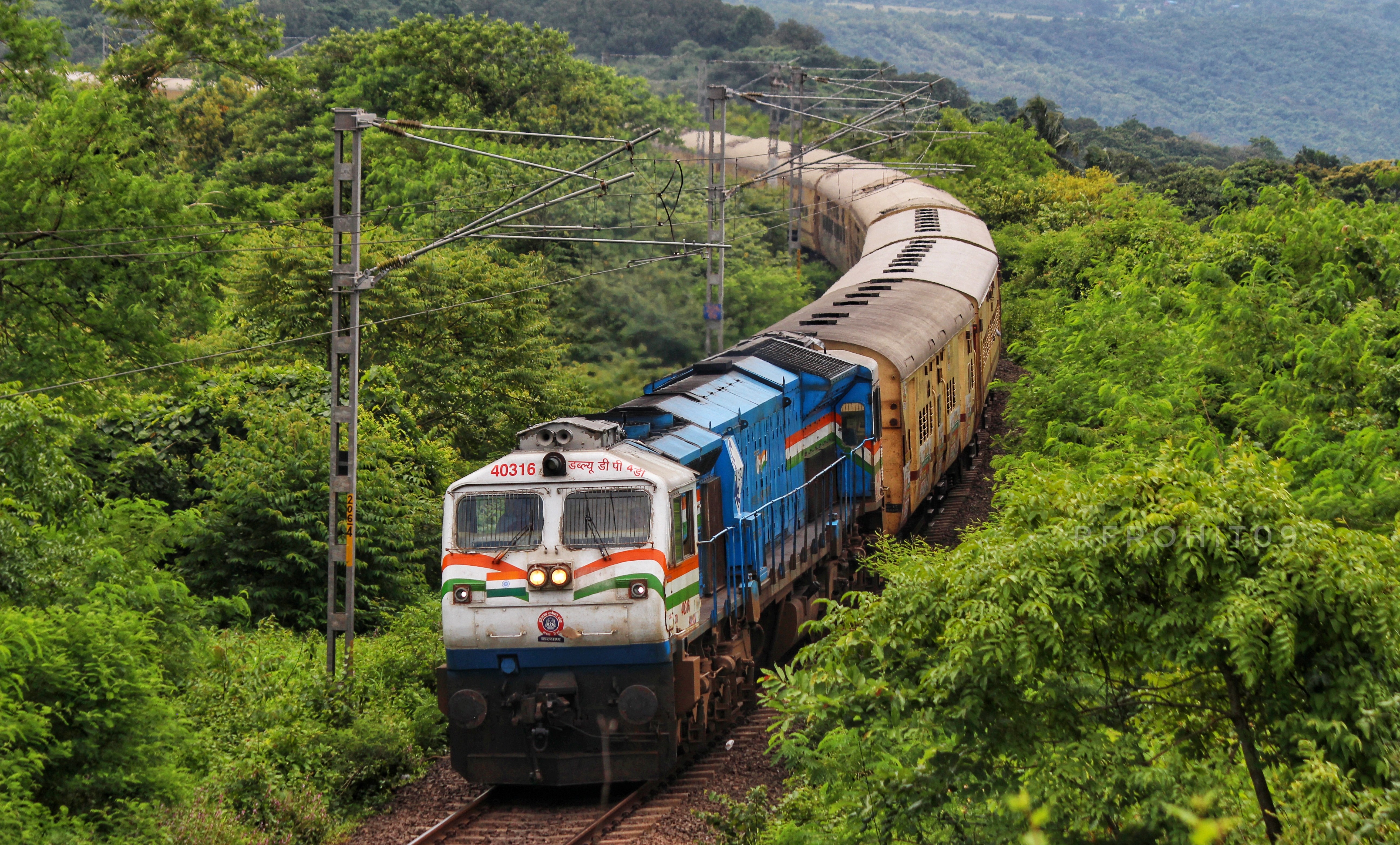 64428 New Delhi - Ghaziabad EMU photo 8