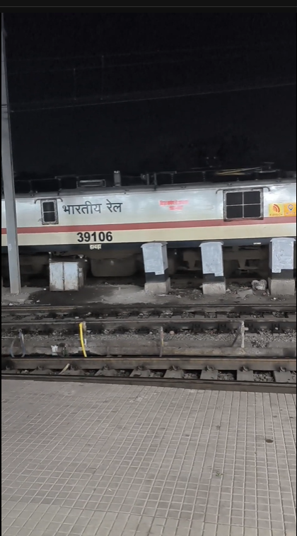 12583 Lucknow Jn. - Anand Vihar Terminal AC Double Decker Express photo 3