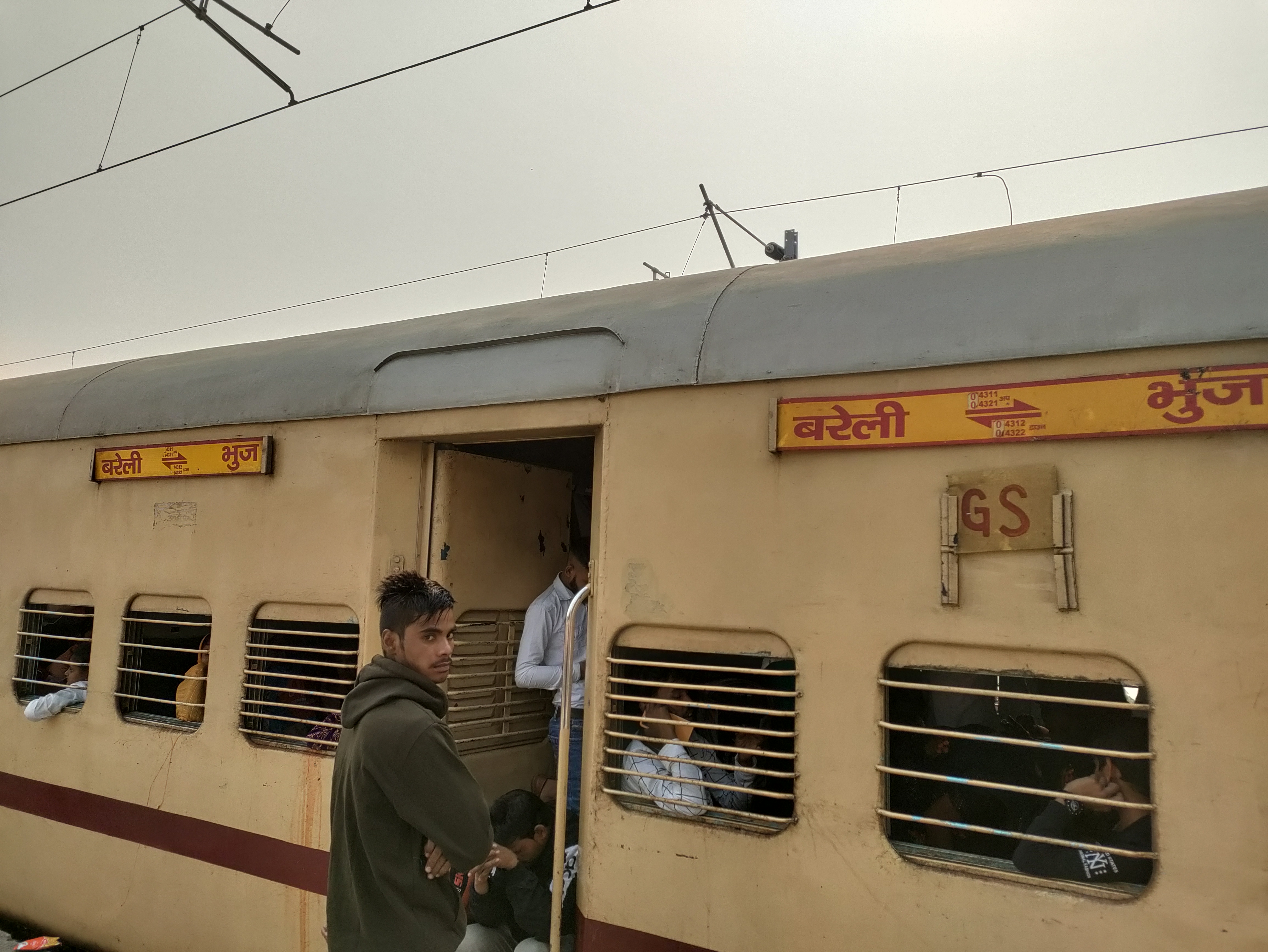 14311 Ala Hazrat Express (via Mahesana) photo 6