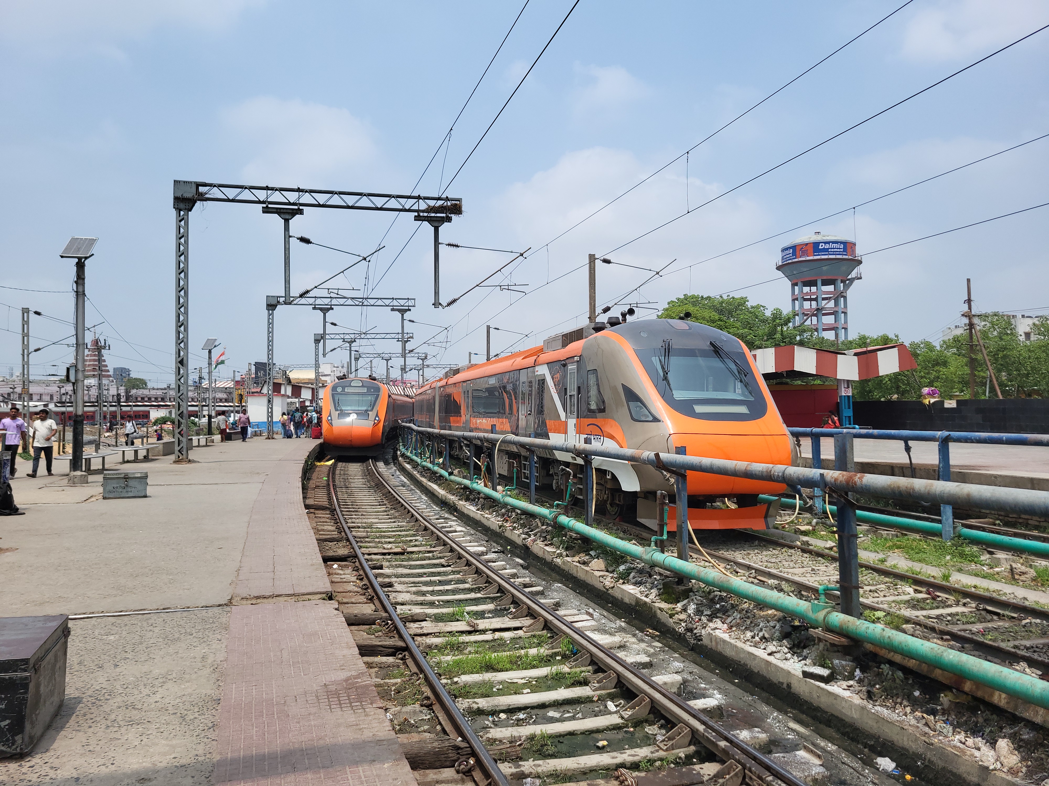 12583 Lucknow Jn. - Anand Vihar Terminal AC Double Decker Express photo 2