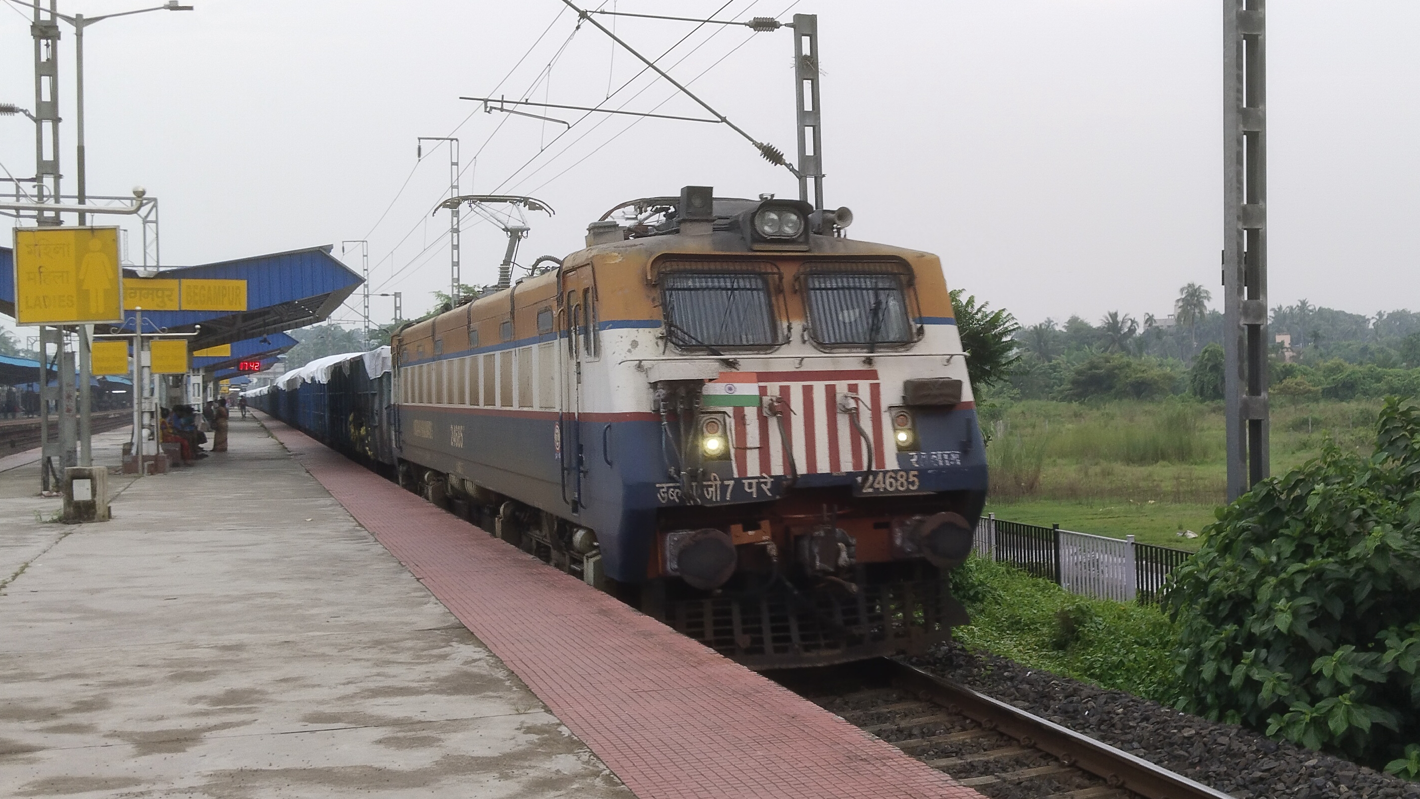 33761 Sealdah - Ranaghat Galloping AC Local (via Bangaon) photo 6