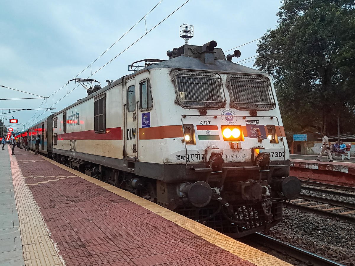 34863 Diamond Harbour - Sealdah Local photo 7