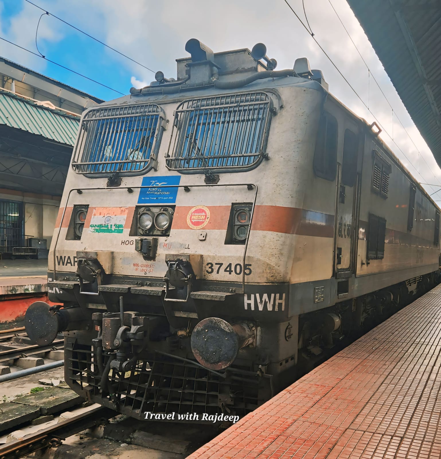 22195 Virangana Lakshmibai Jhansi - Bandra Terminus SF Express photo 2