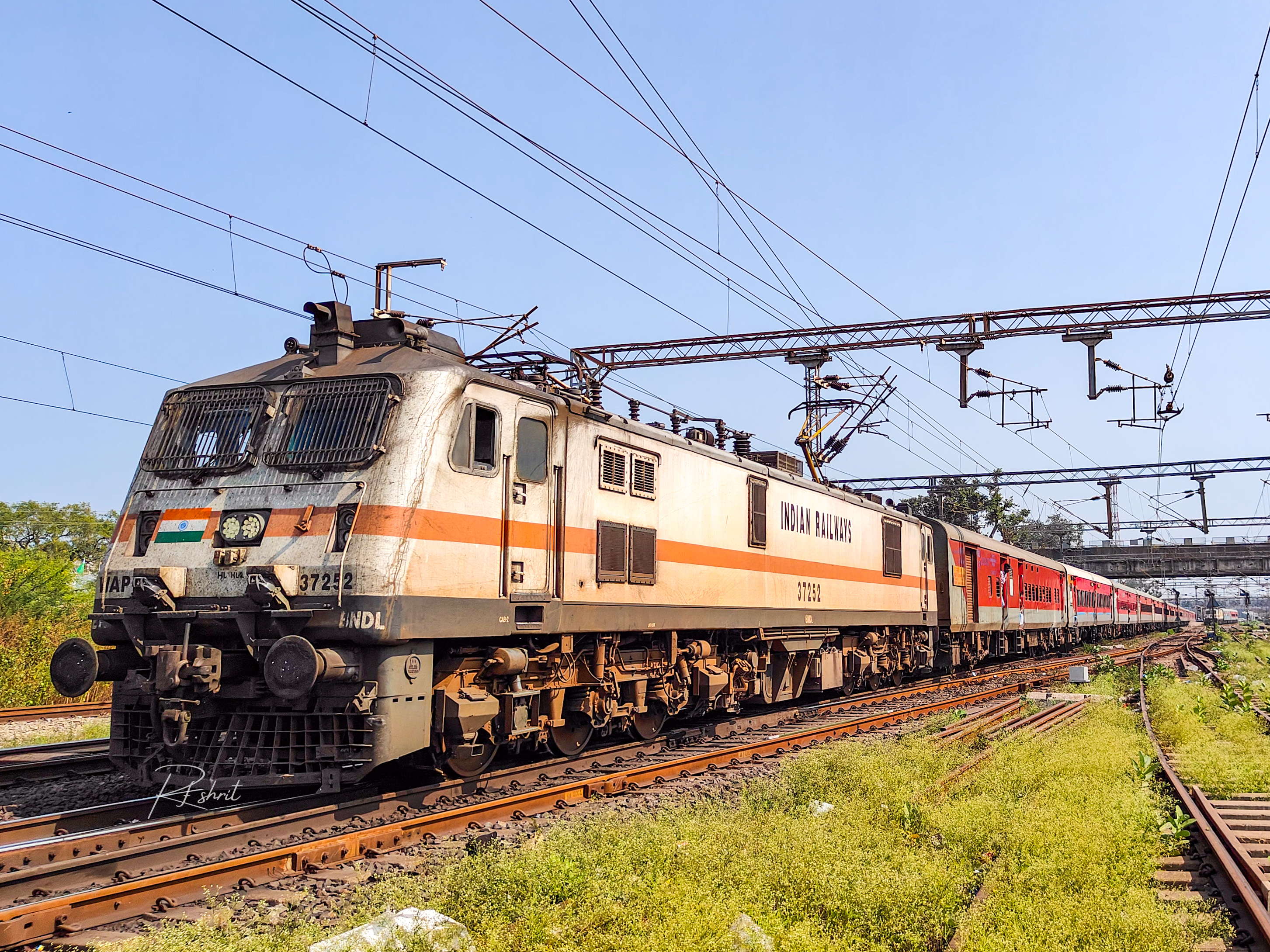 11425 Pune - SCSMT Kolhapur DEMU Express photo 2