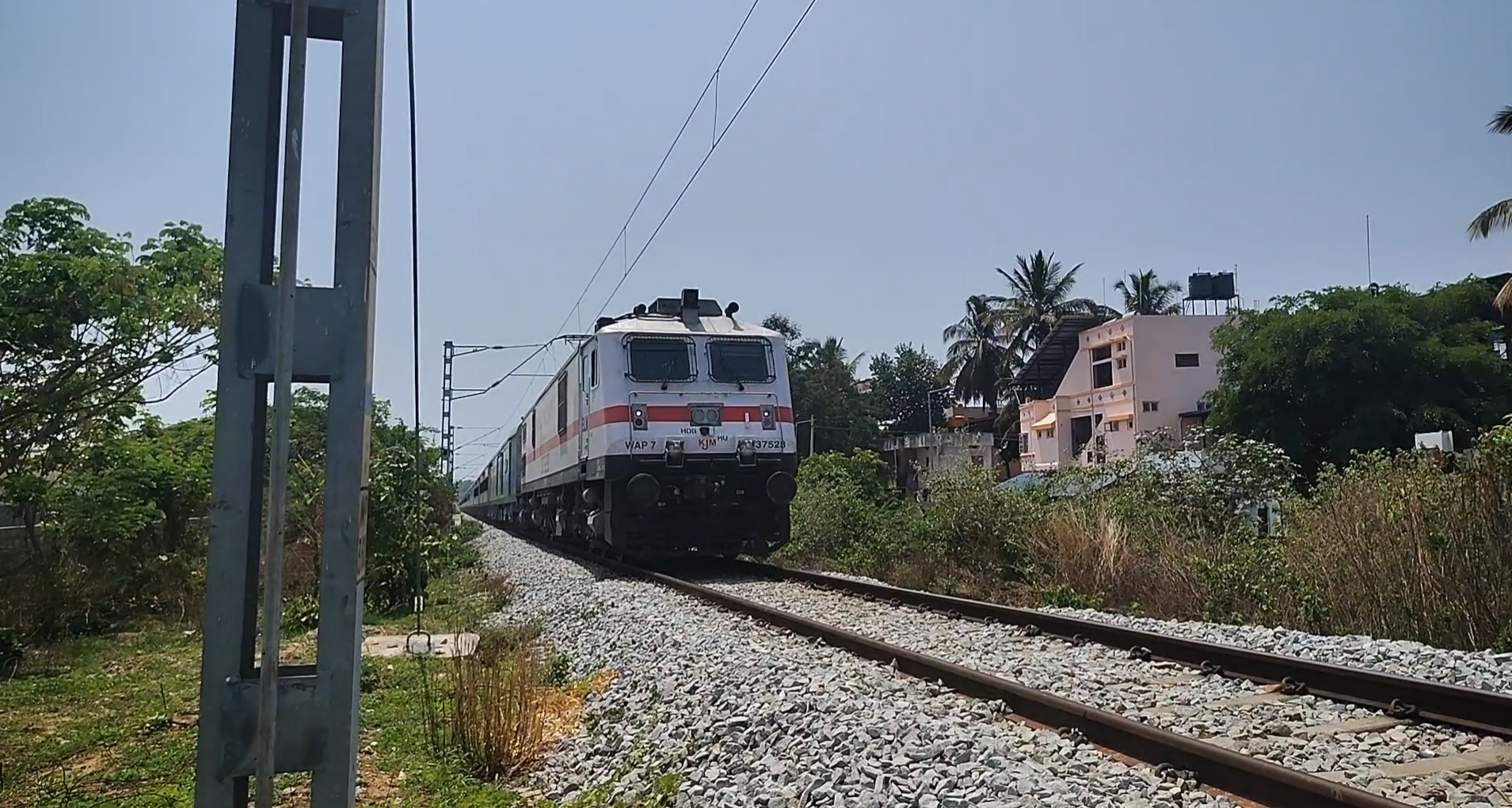 22167 Singrauli - Hazrat Nizamuddin Urjadhani Express photo 3