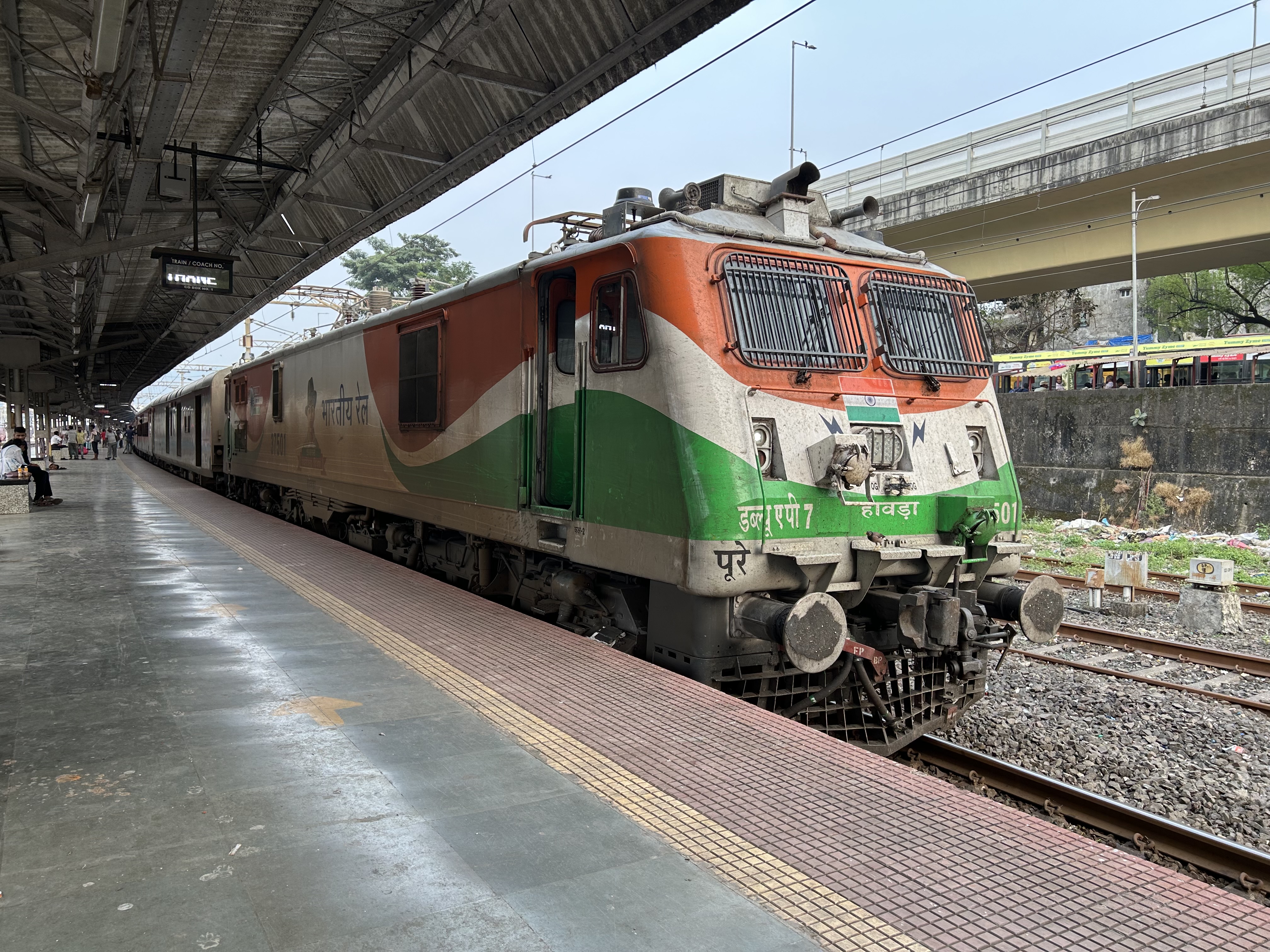 12597 Gorakhpur - Mumbai CSMT Antyodaya Express photo 2