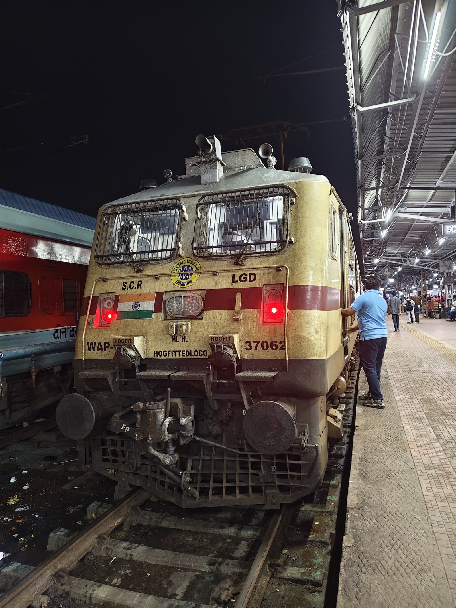 11019 Konark Express photo 1