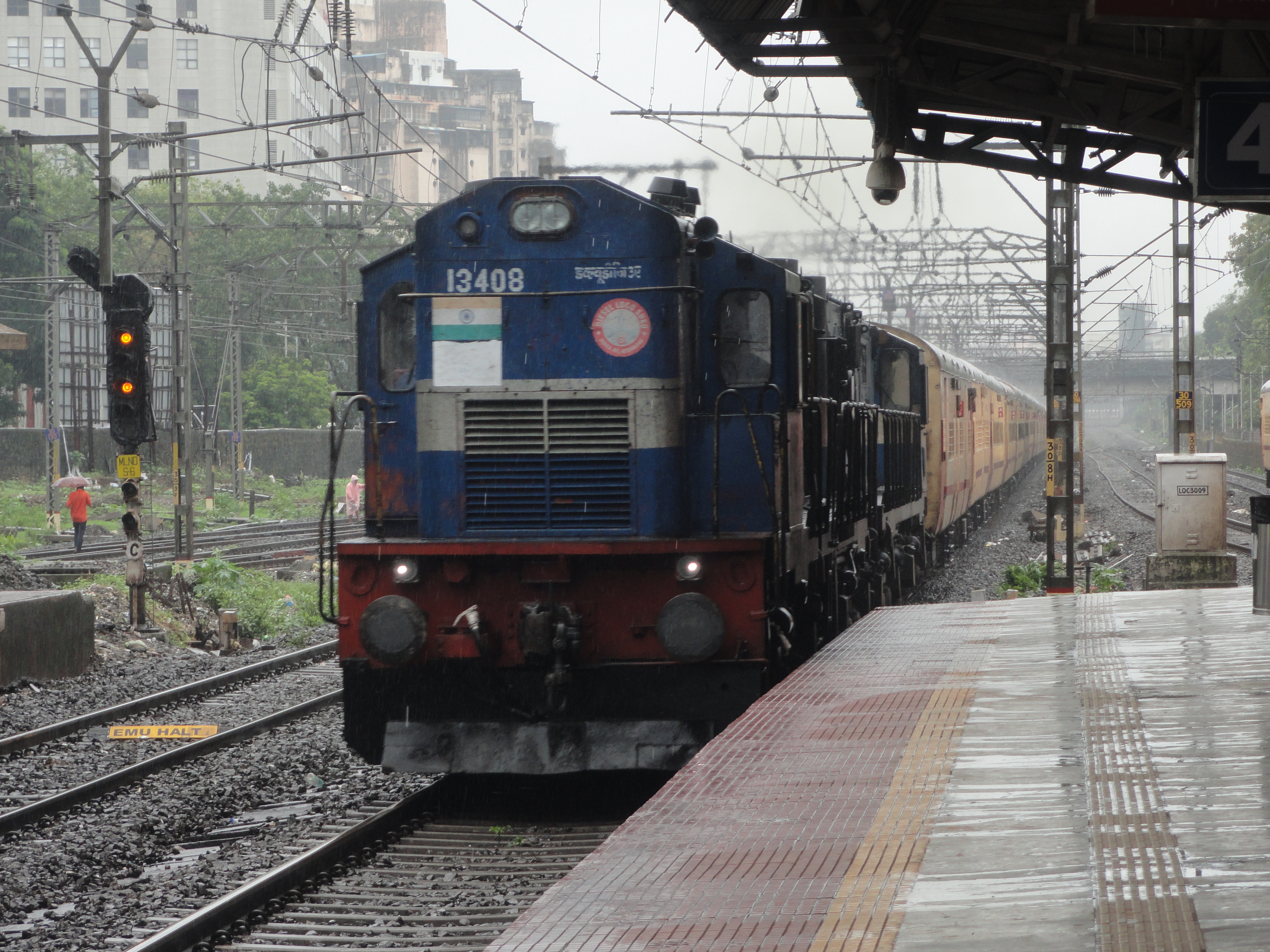 43719 Chennai Beach - Tiruvallur EMU photo 3