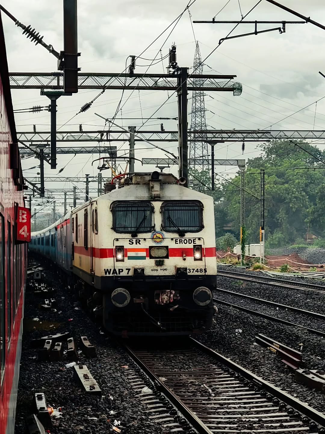 12929 Valsad - Vadodara Intercity SF Express photo 2