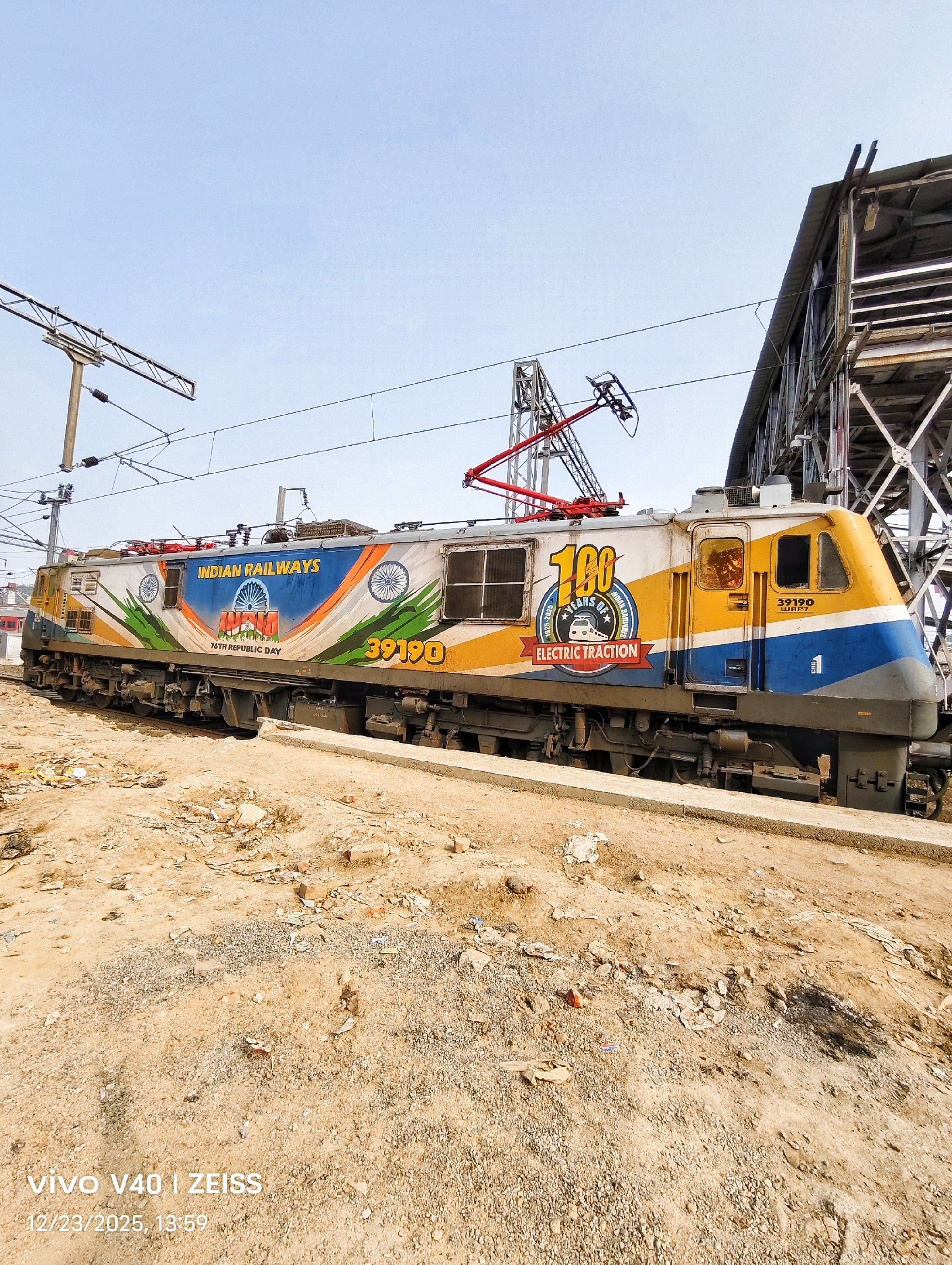 12583 Lucknow Jn. - Anand Vihar Terminal AC Double Decker Express photo 5