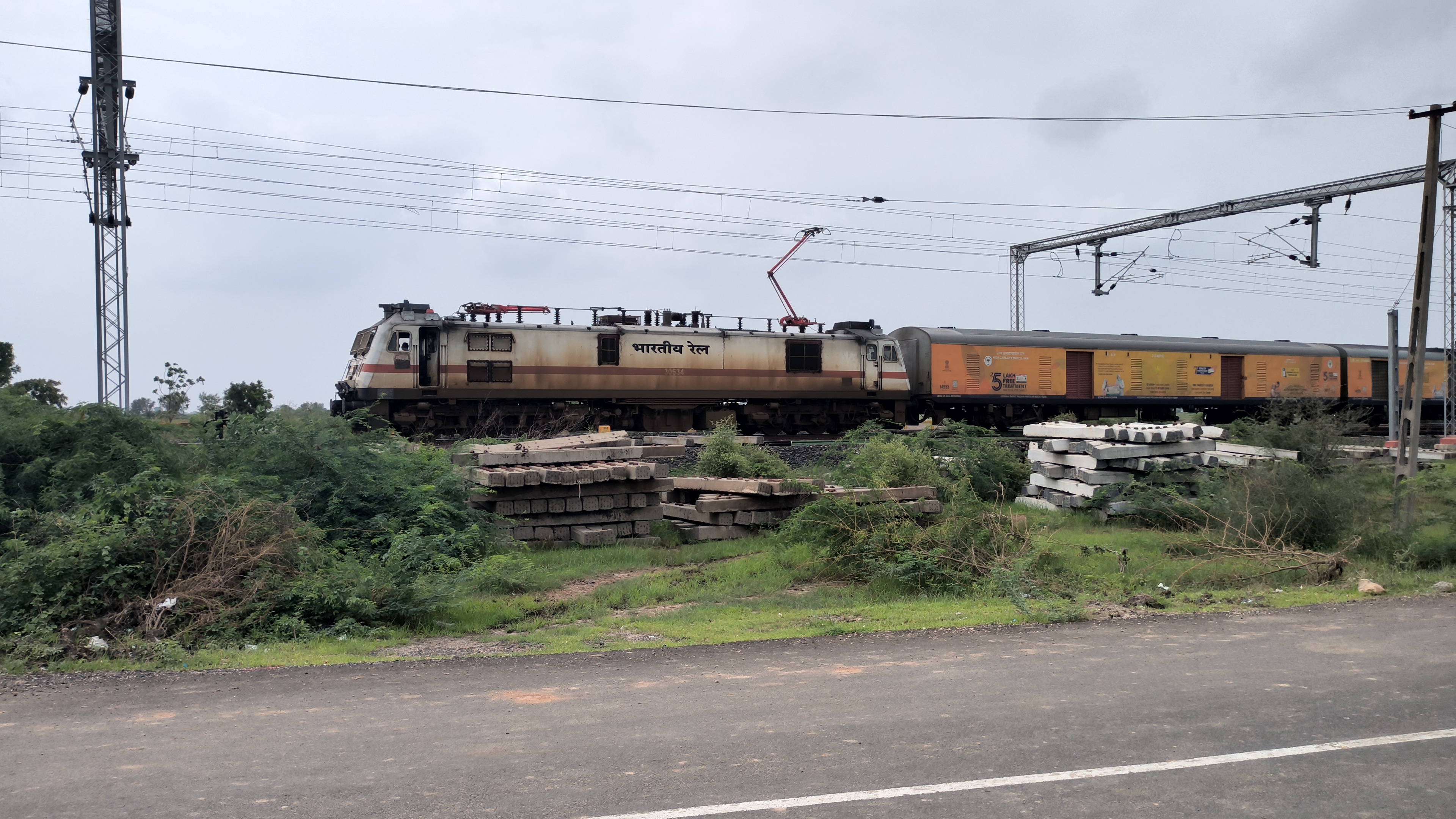 31831 Sealdah - Krishnanagar City Local photo 2