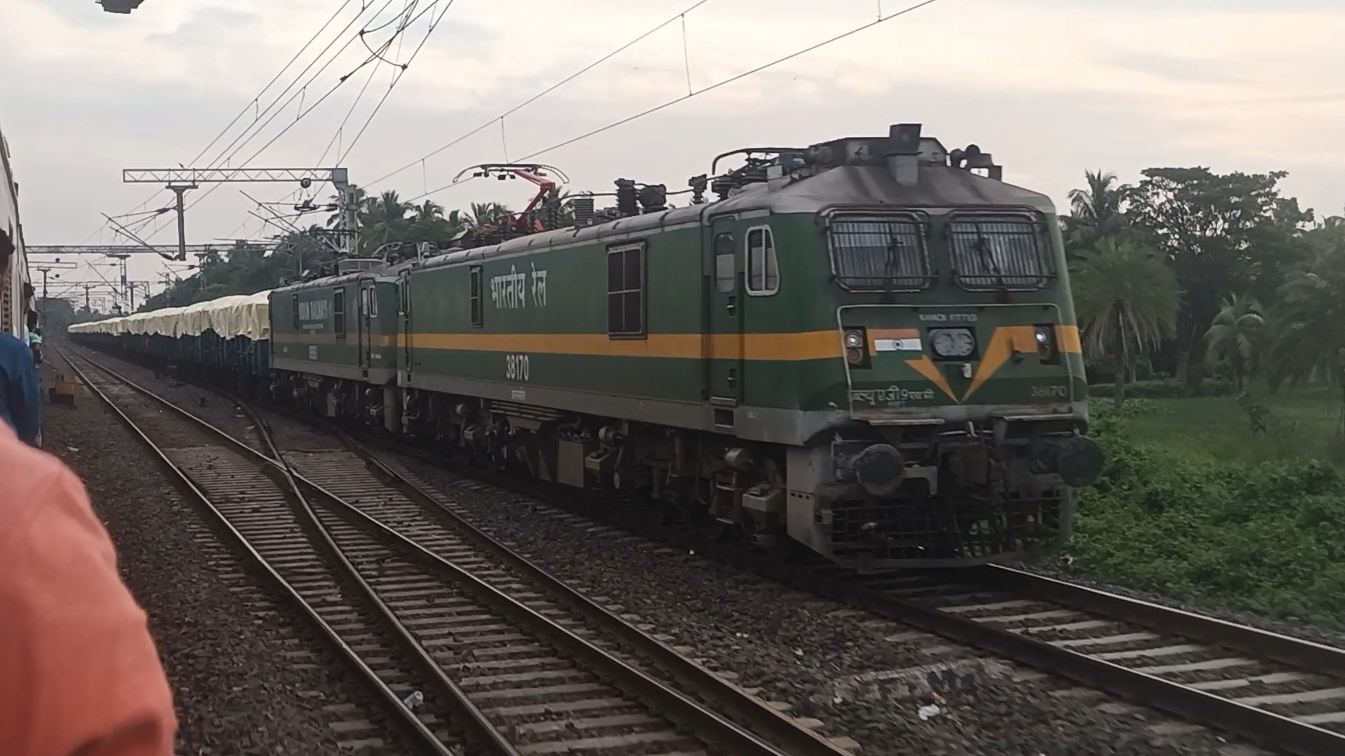 22167 Singrauli - Hazrat Nizamuddin Urjadhani Express photo 2