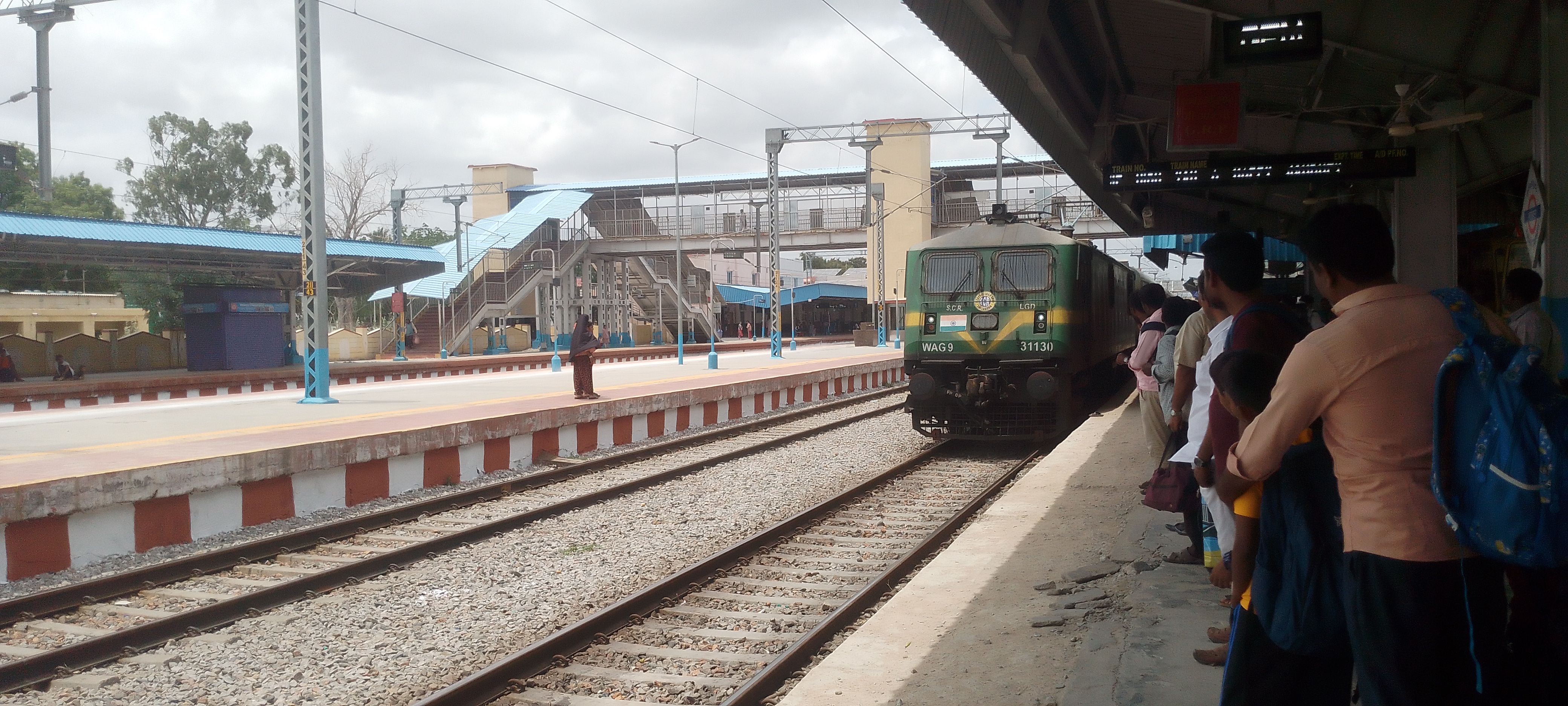 22715 Kacheguda - Madurai Weekly Superfast Express photo 2