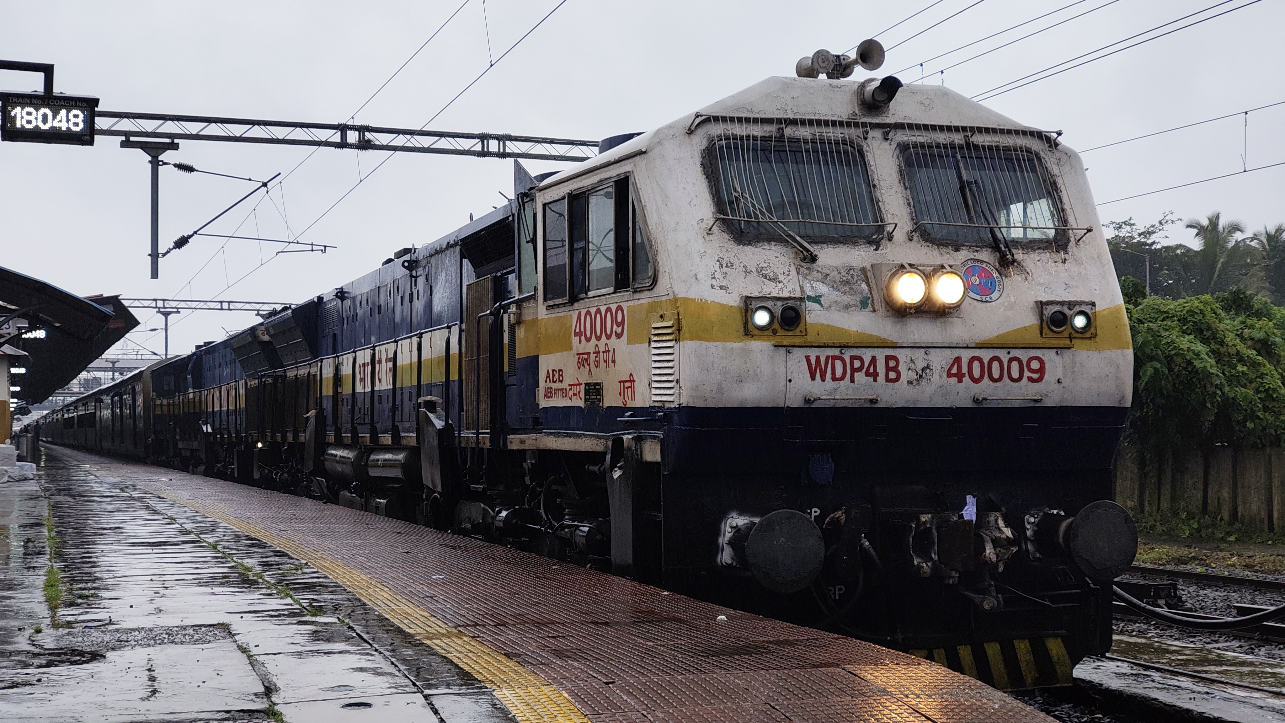 33817 Sealdah - Bangaon Local photo 2
