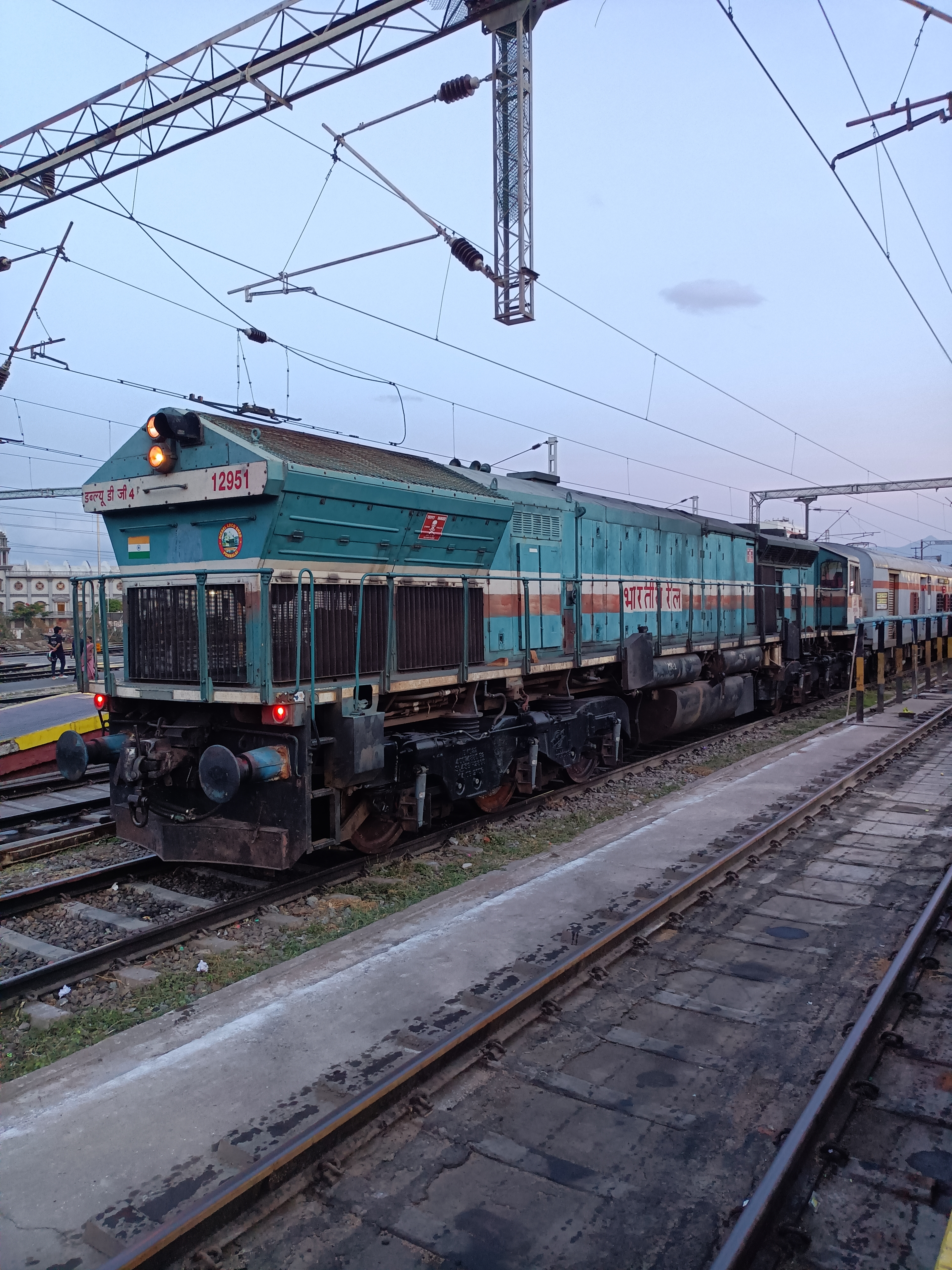 31411 Sealdah - Naihati Galloping Local photo 4