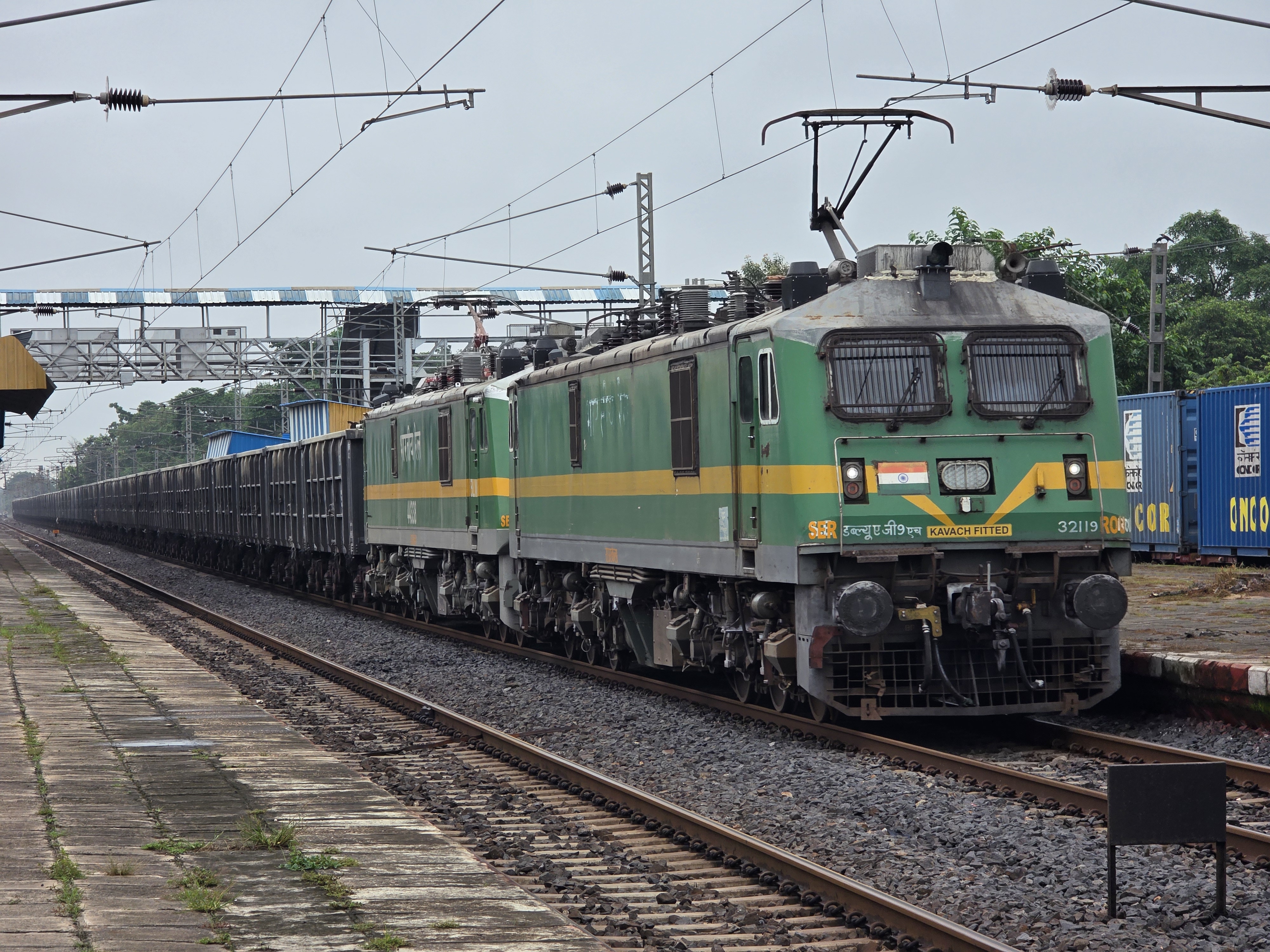 12584 Anand Vihar Terminal - Lucknow Jn. AC Double Decker Express photo 2