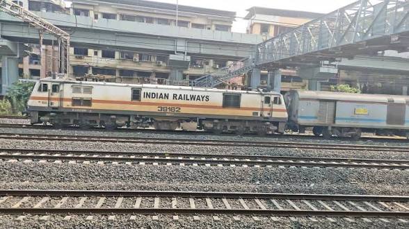 31525 Sealdah - Shantipur Local photo 3