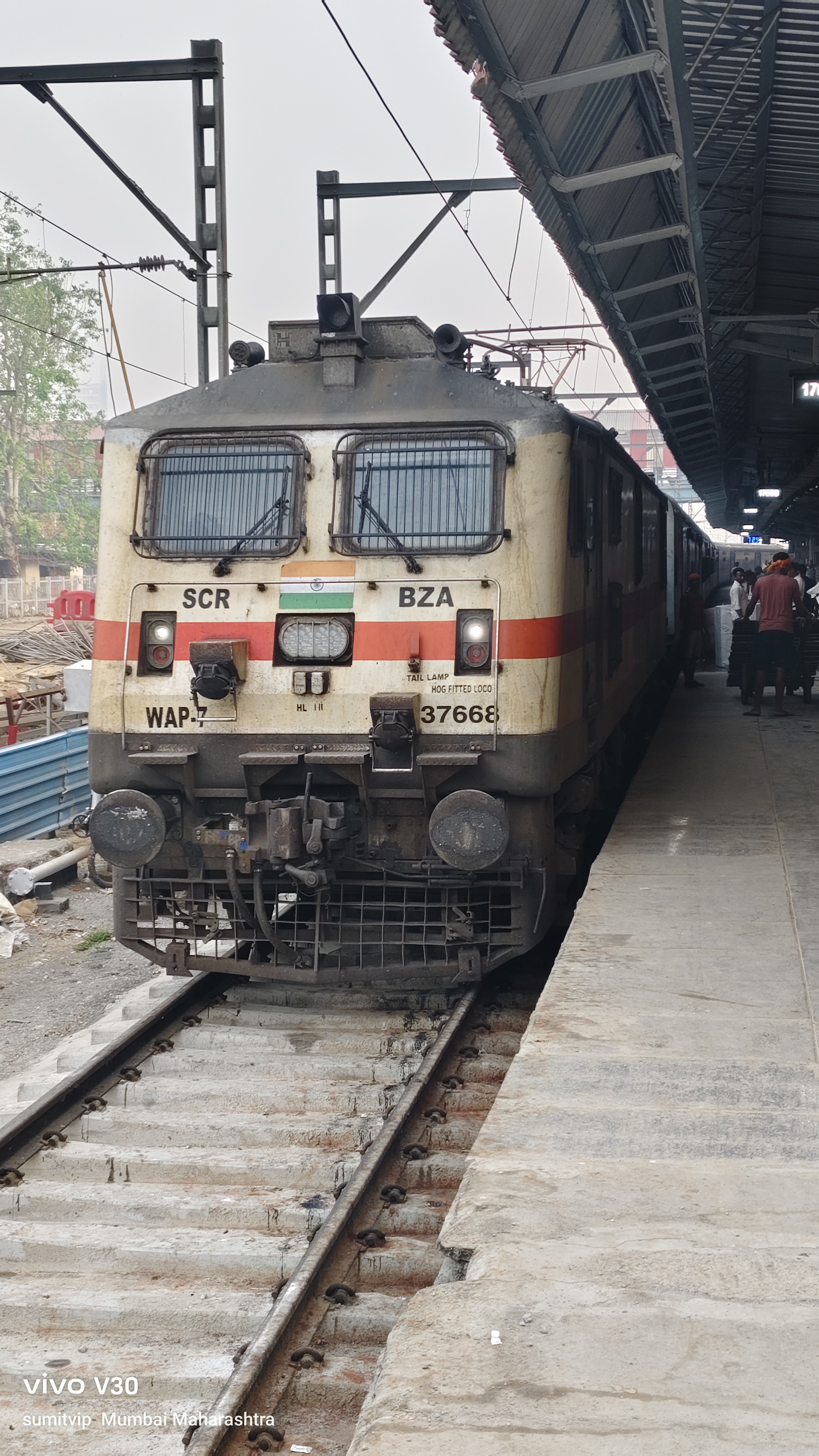 19055 Bandra Terminus - Udhna Intercity Express photo 1
