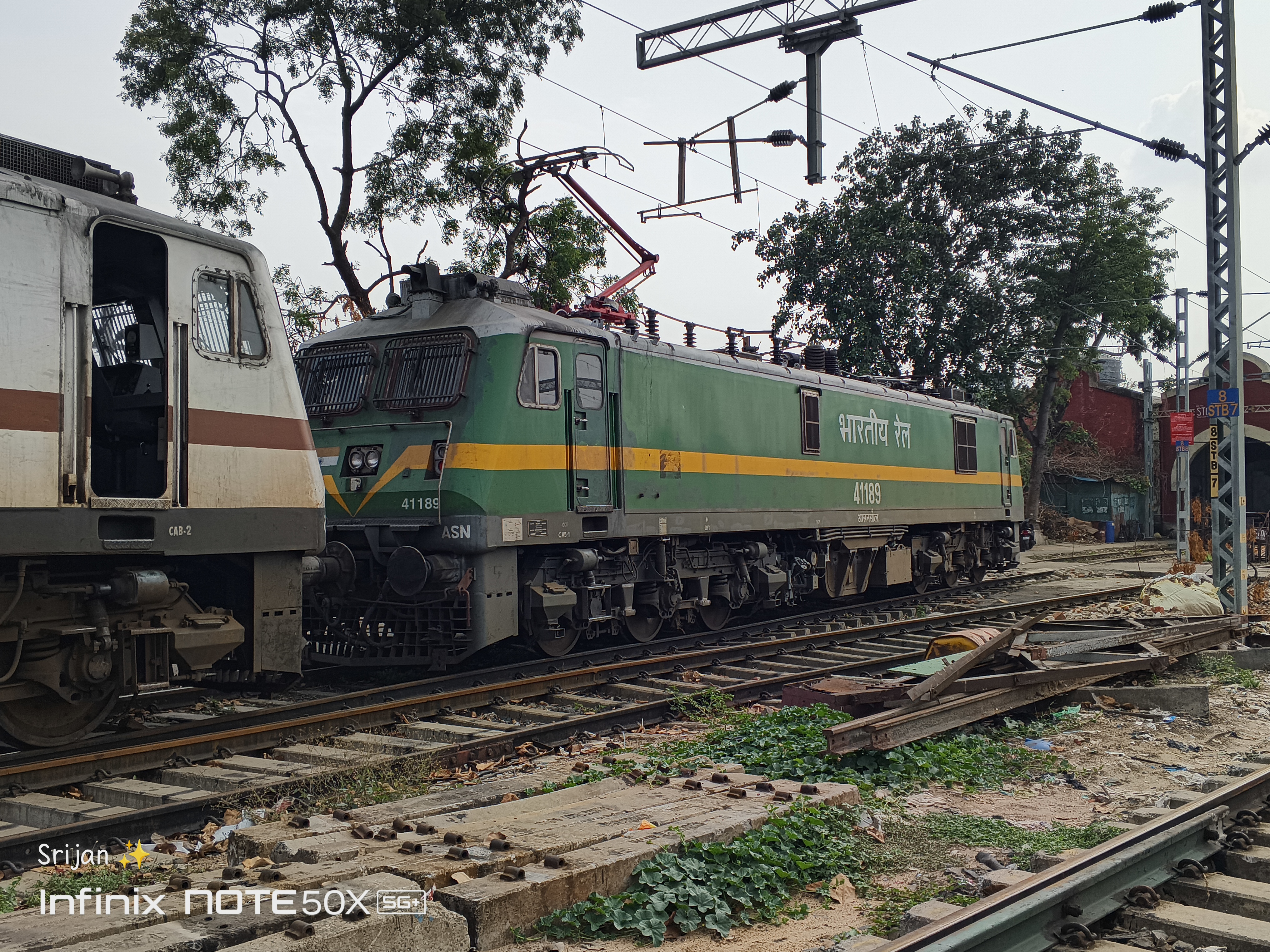 12583 Lucknow Jn. - Anand Vihar Terminal AC Double Decker Express photo 2