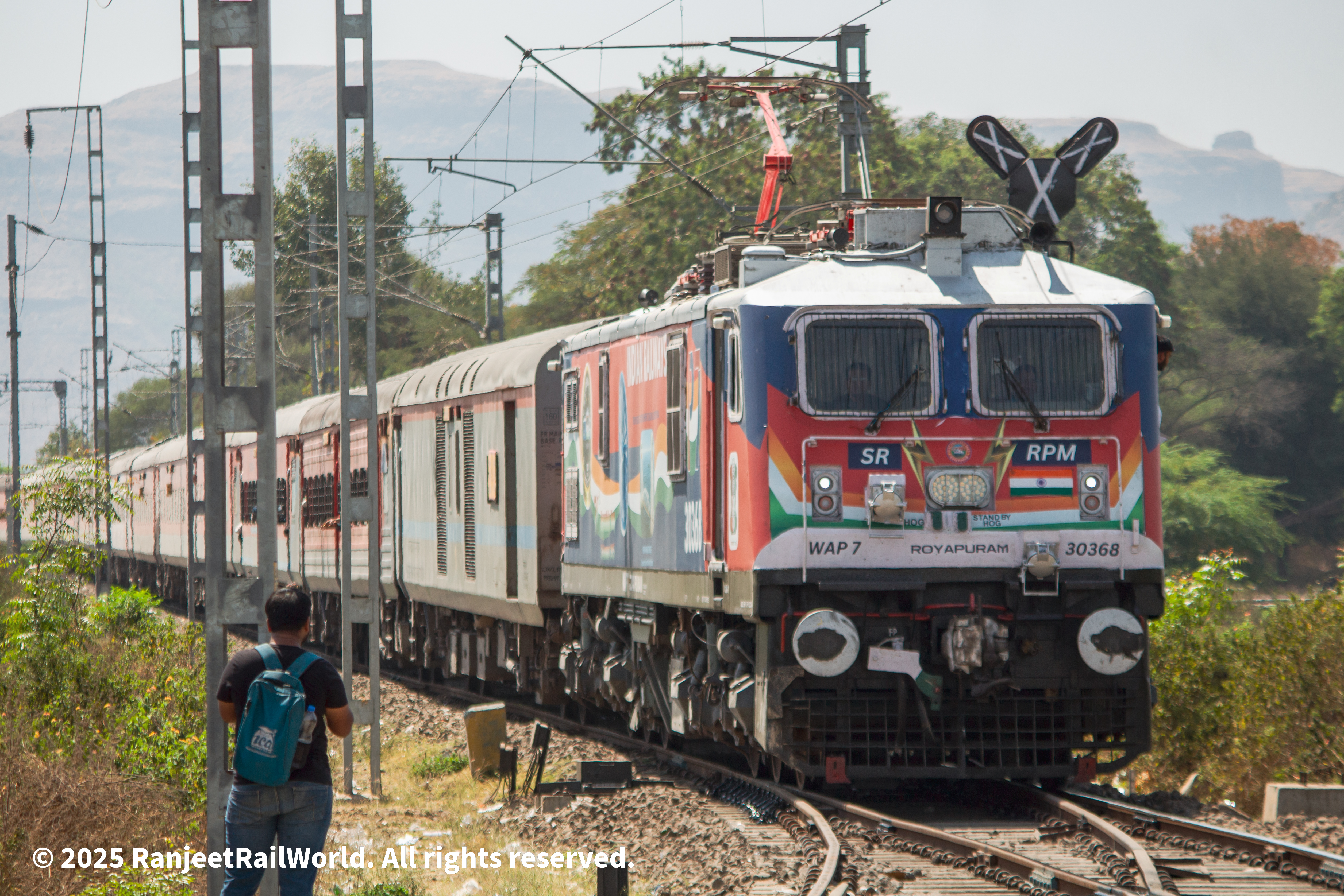 64019 Mathura - Shakurbasti EMU photo 5