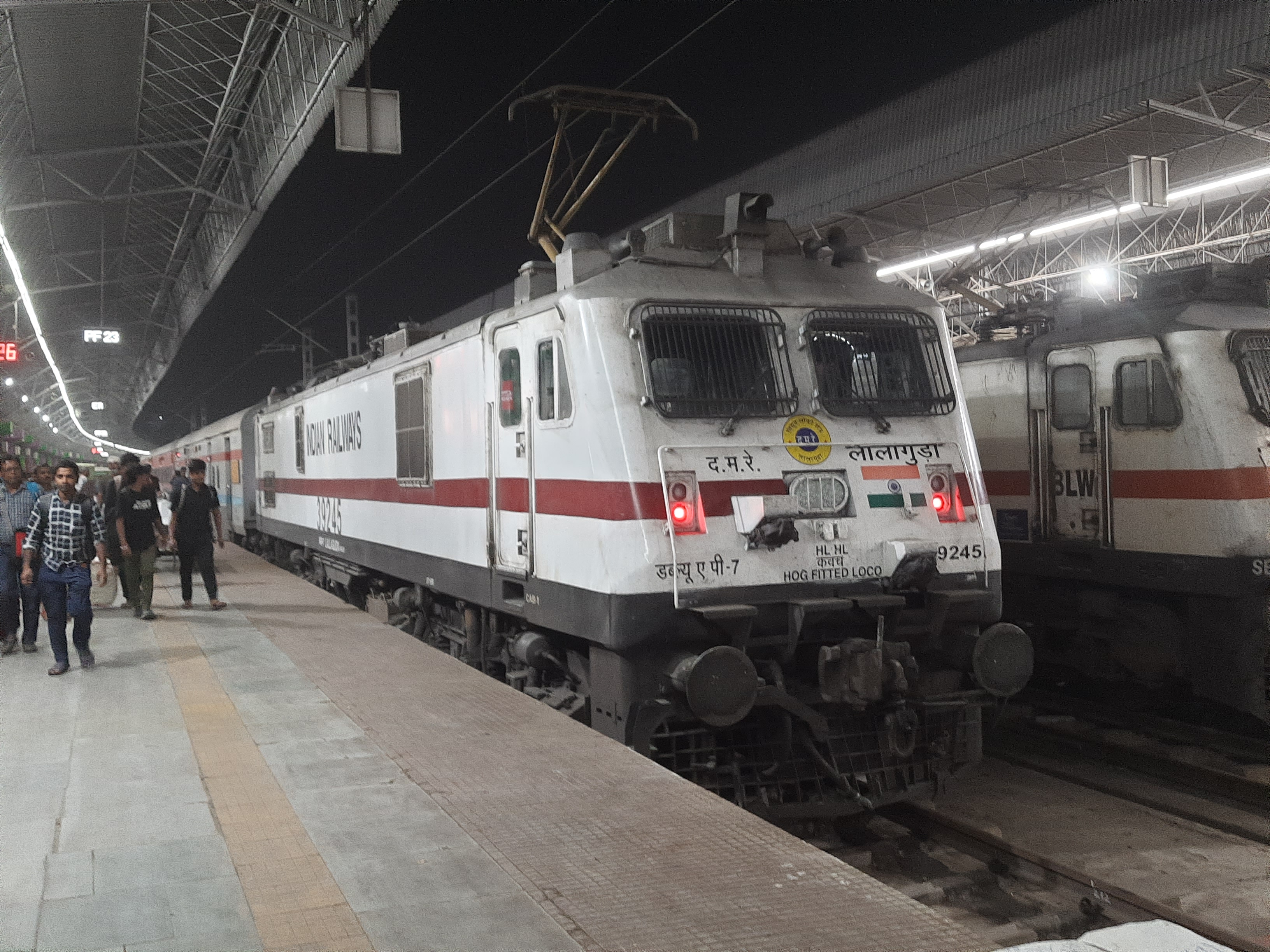 09075 Mumbai Central - Kathgodam Special Fare SF Summer Special photo 4