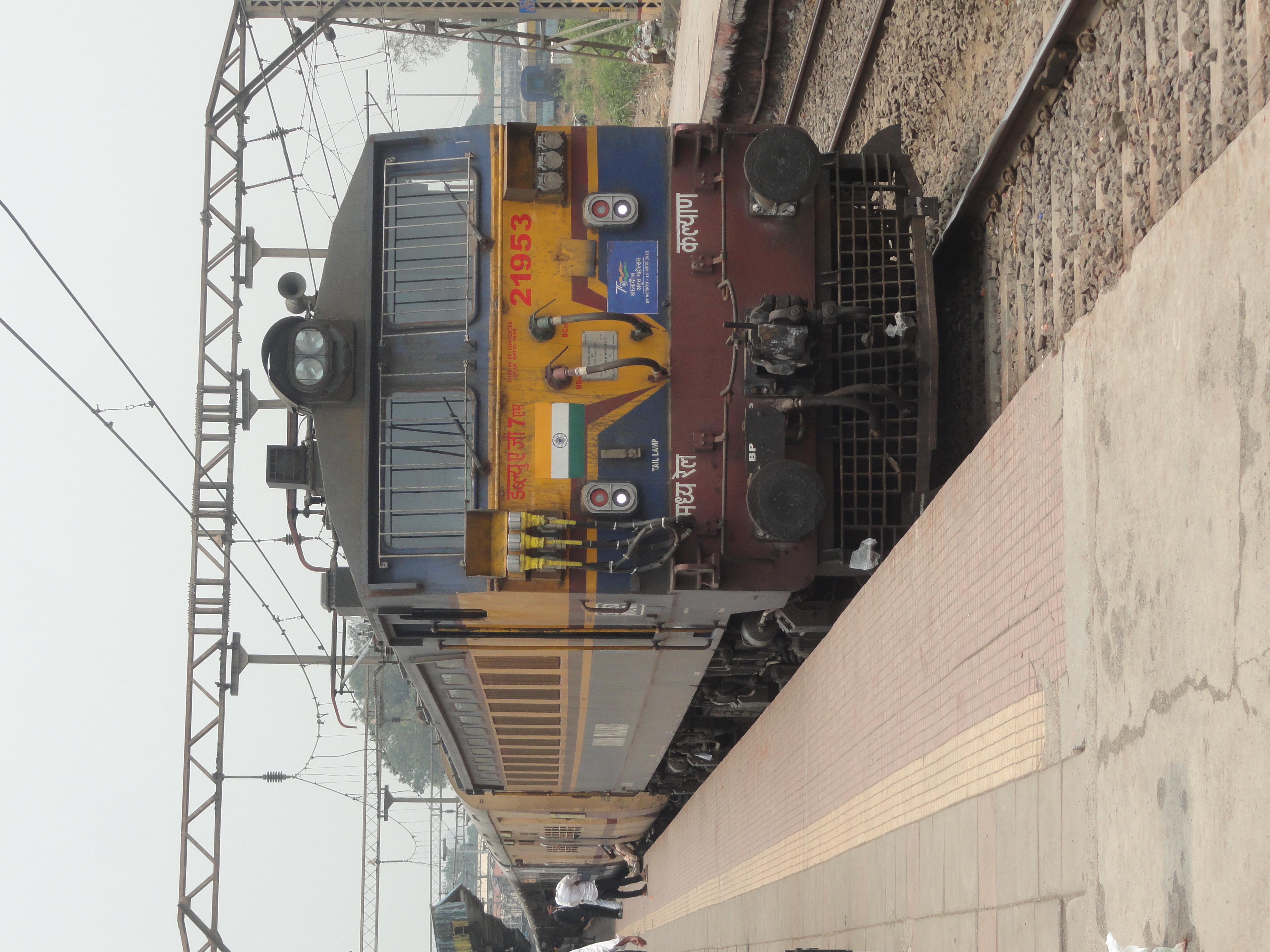 22122 Lucknow - Mumbai LTT AC SF Express photo 5