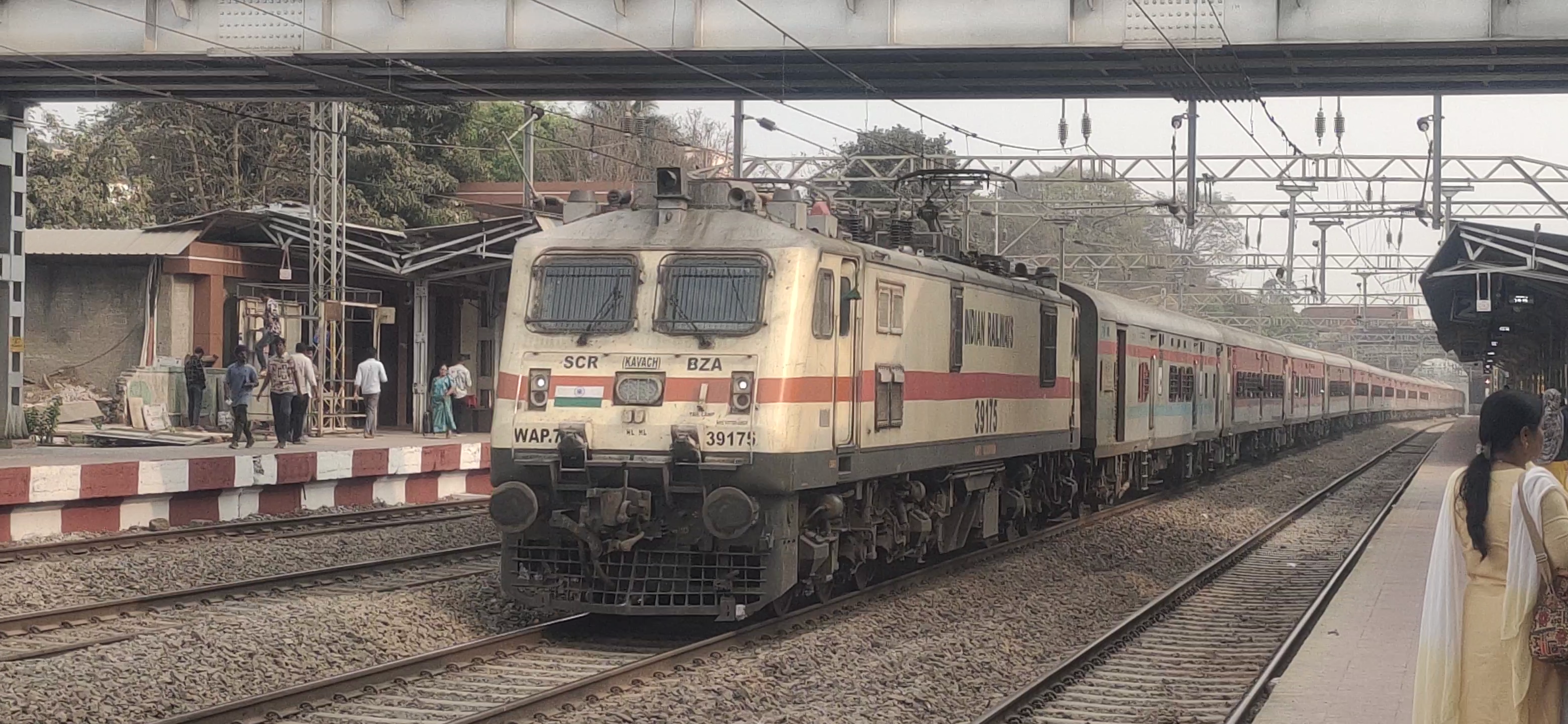 18205 Durg - Nautanwa Express (via Ayodhya Cantt.) photo 6