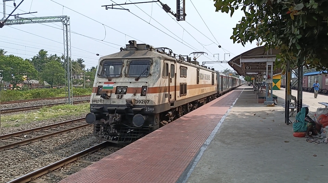 93041 Churchgate - Dahanu Road Fast Local photo 5