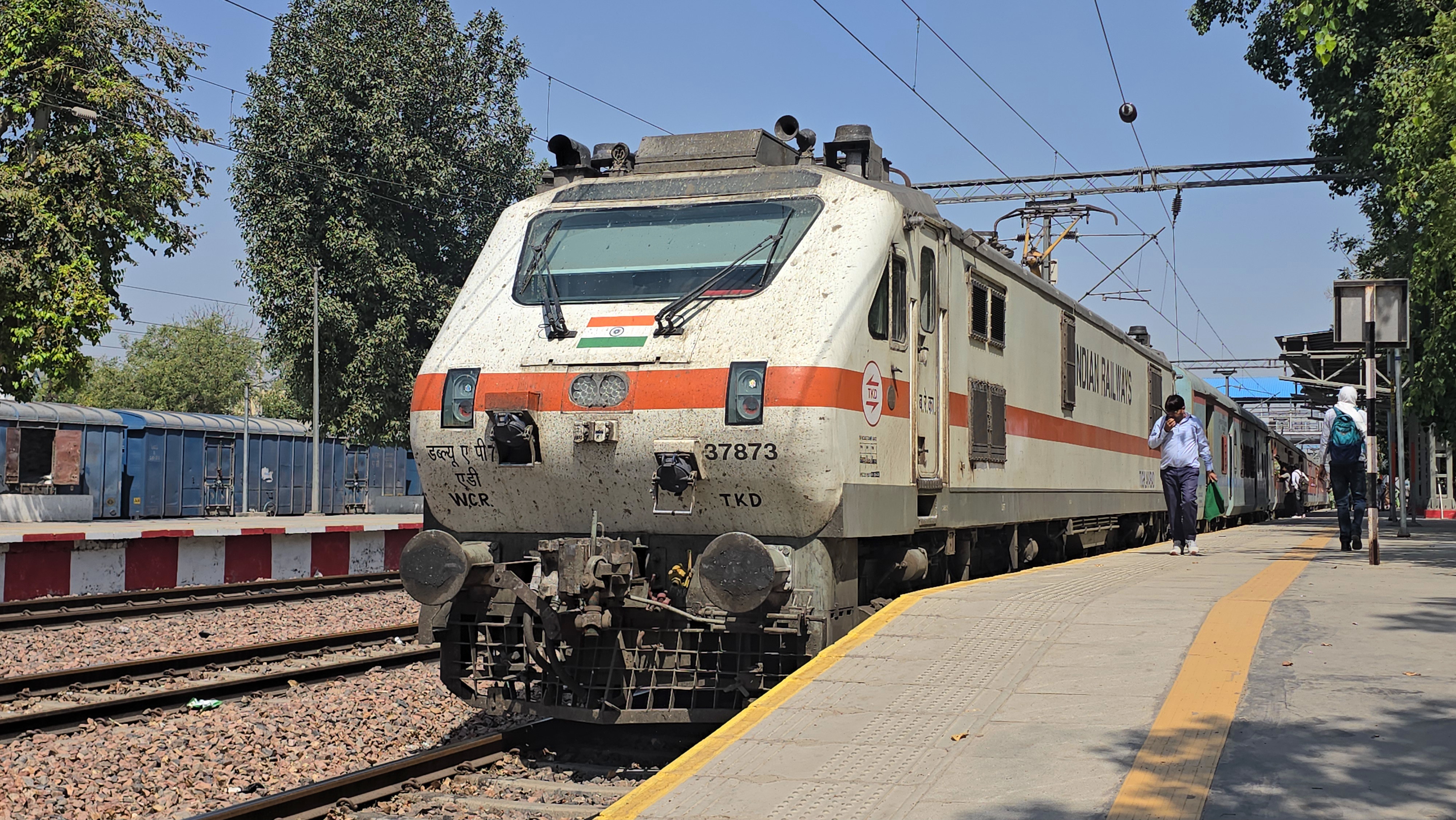 09003 Mumbai Central - Shakur Basti Special Fare AC SF Special photo 8