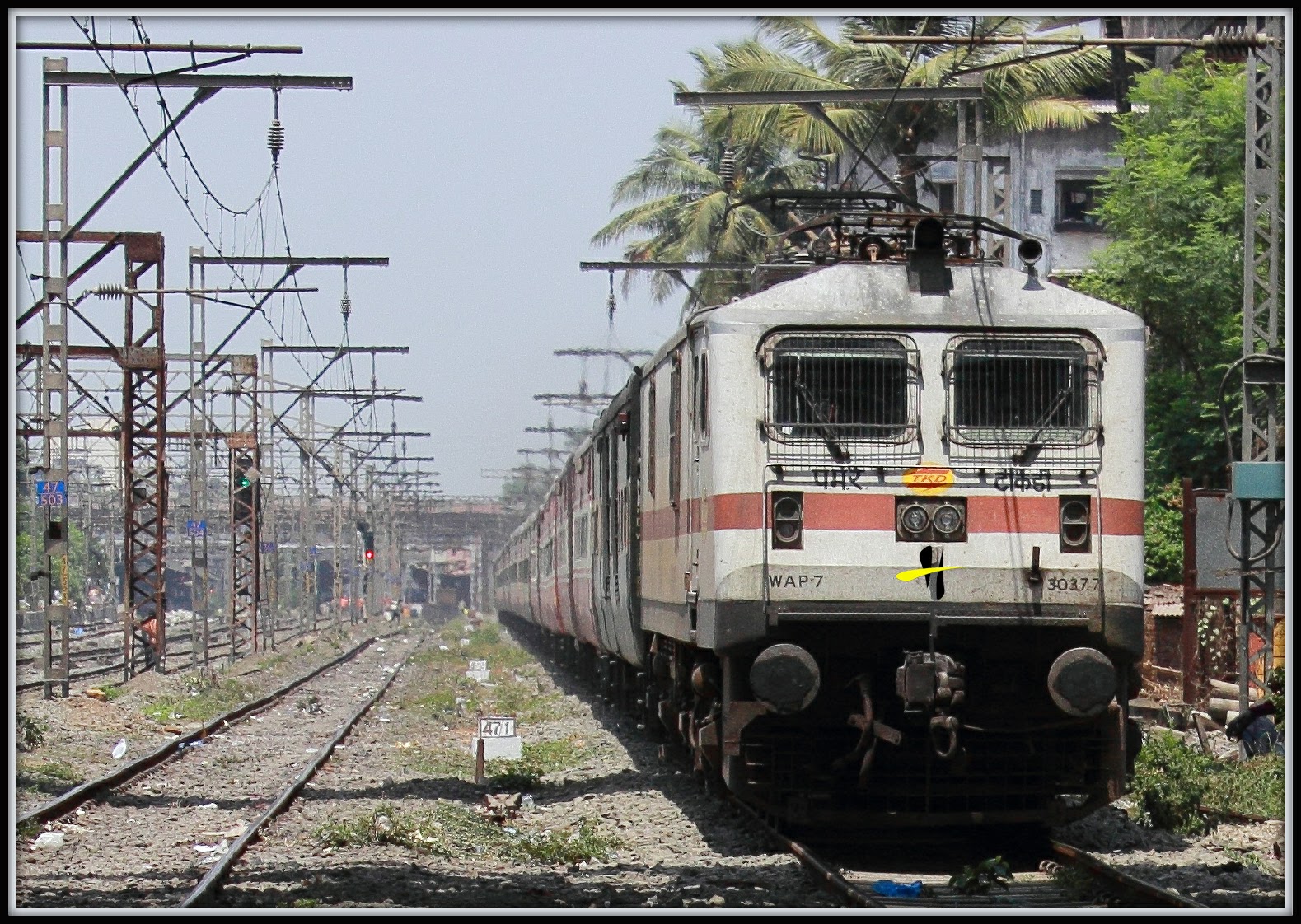 12263 Pune - Hazrat Nizamuddin AC Duronto Express photo 3