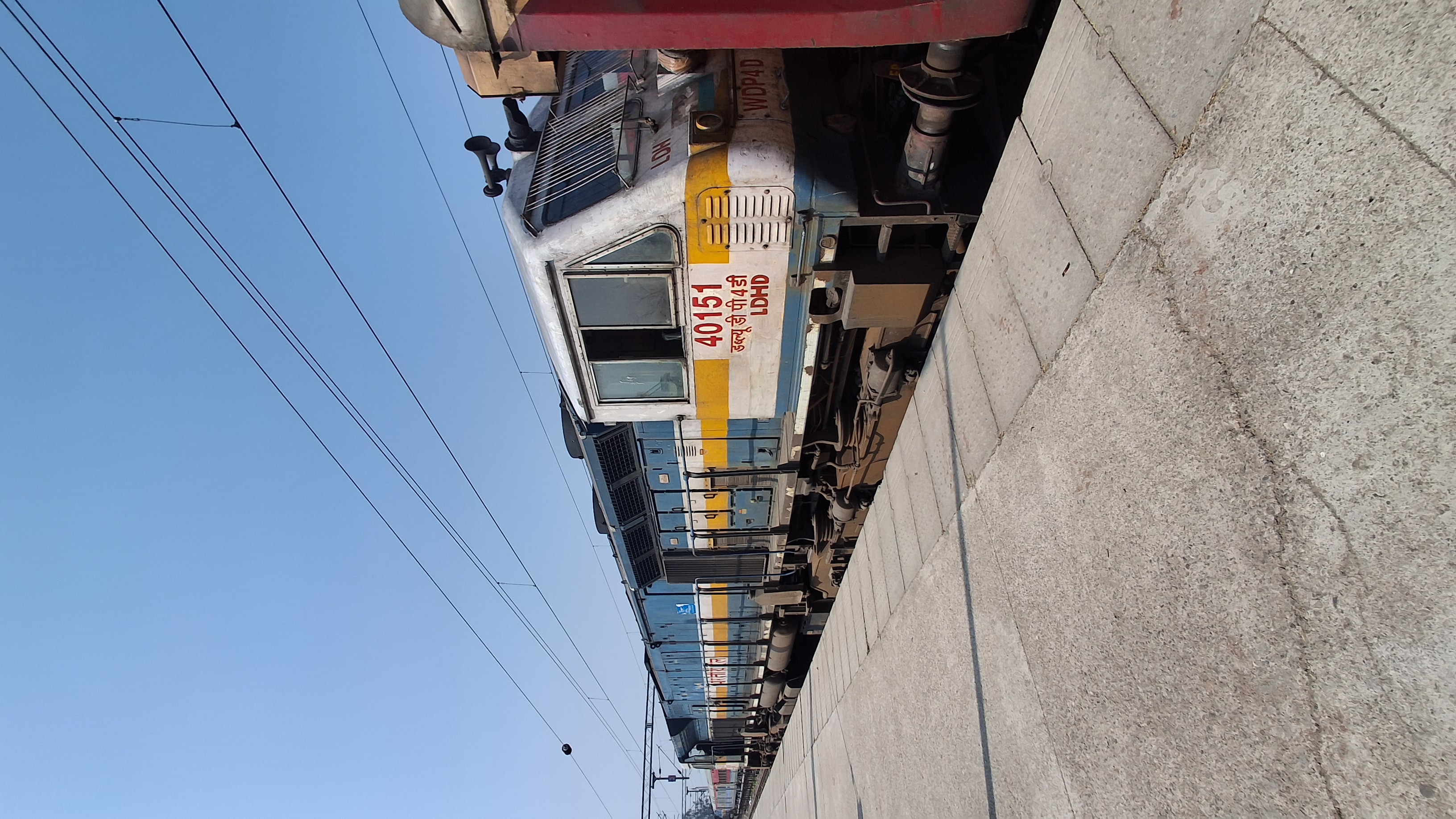 12147 SCSMT Kolhapur - Hazrat Nizamuddin SF Express photo 5