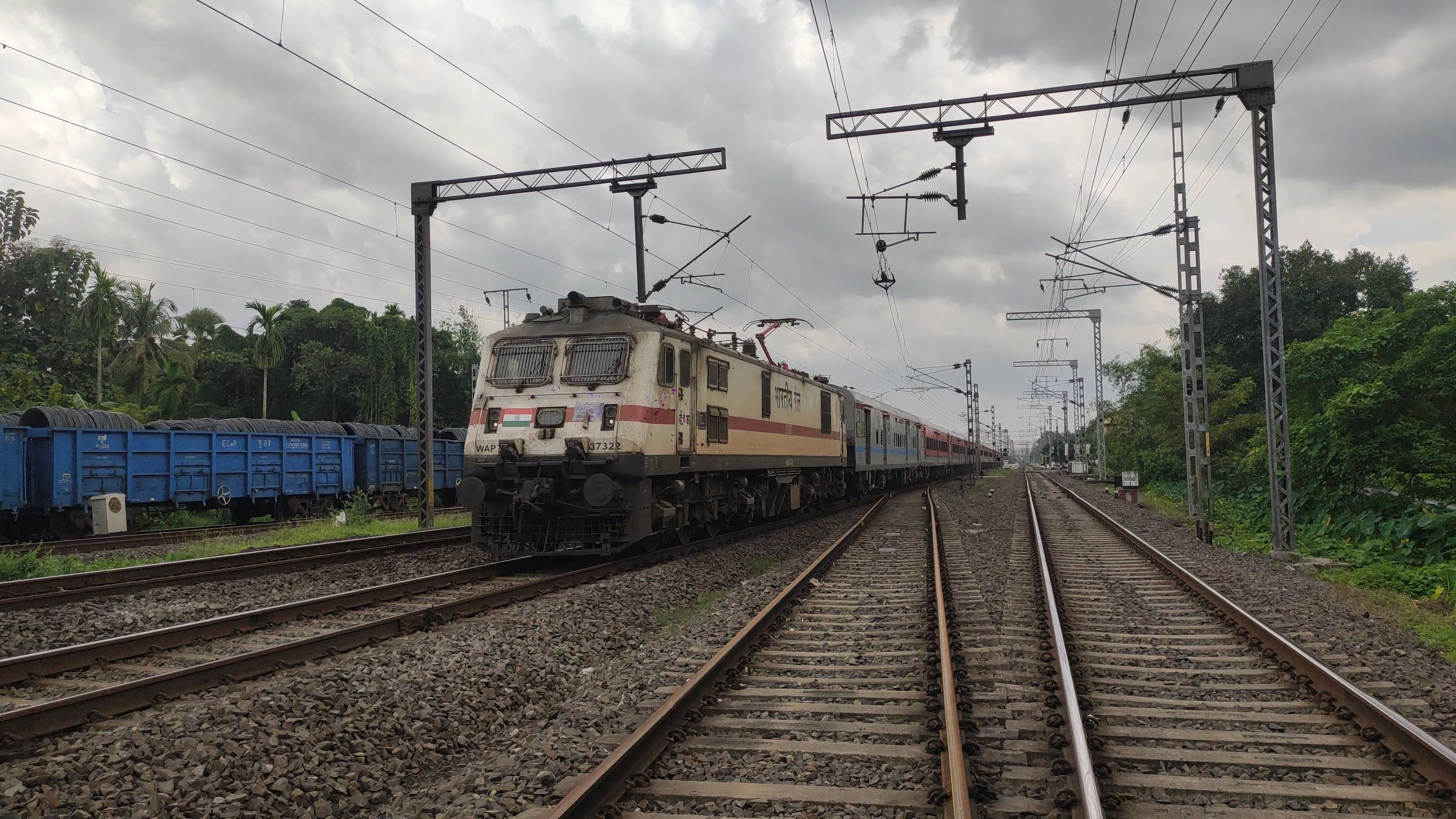 37919 Howrah - Katwa Galloping Local photo 3