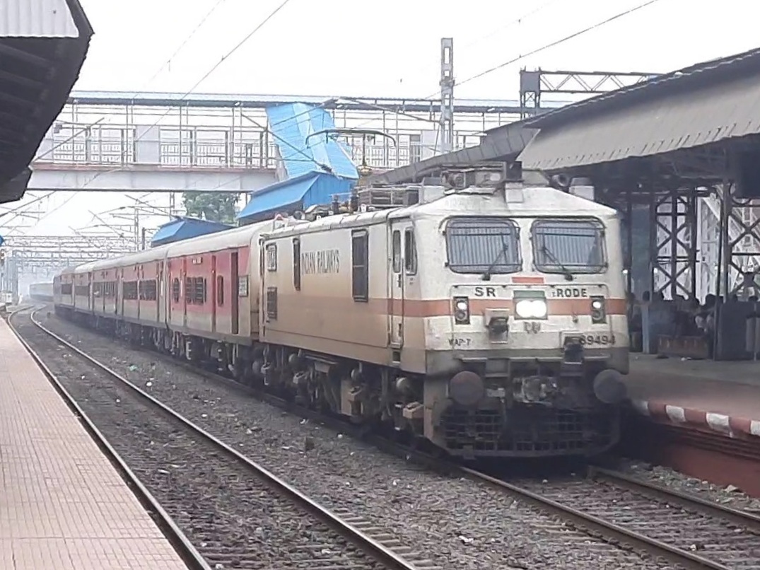 22809 Paradeep - Visakhapatnam Weekly SF Express photo 1