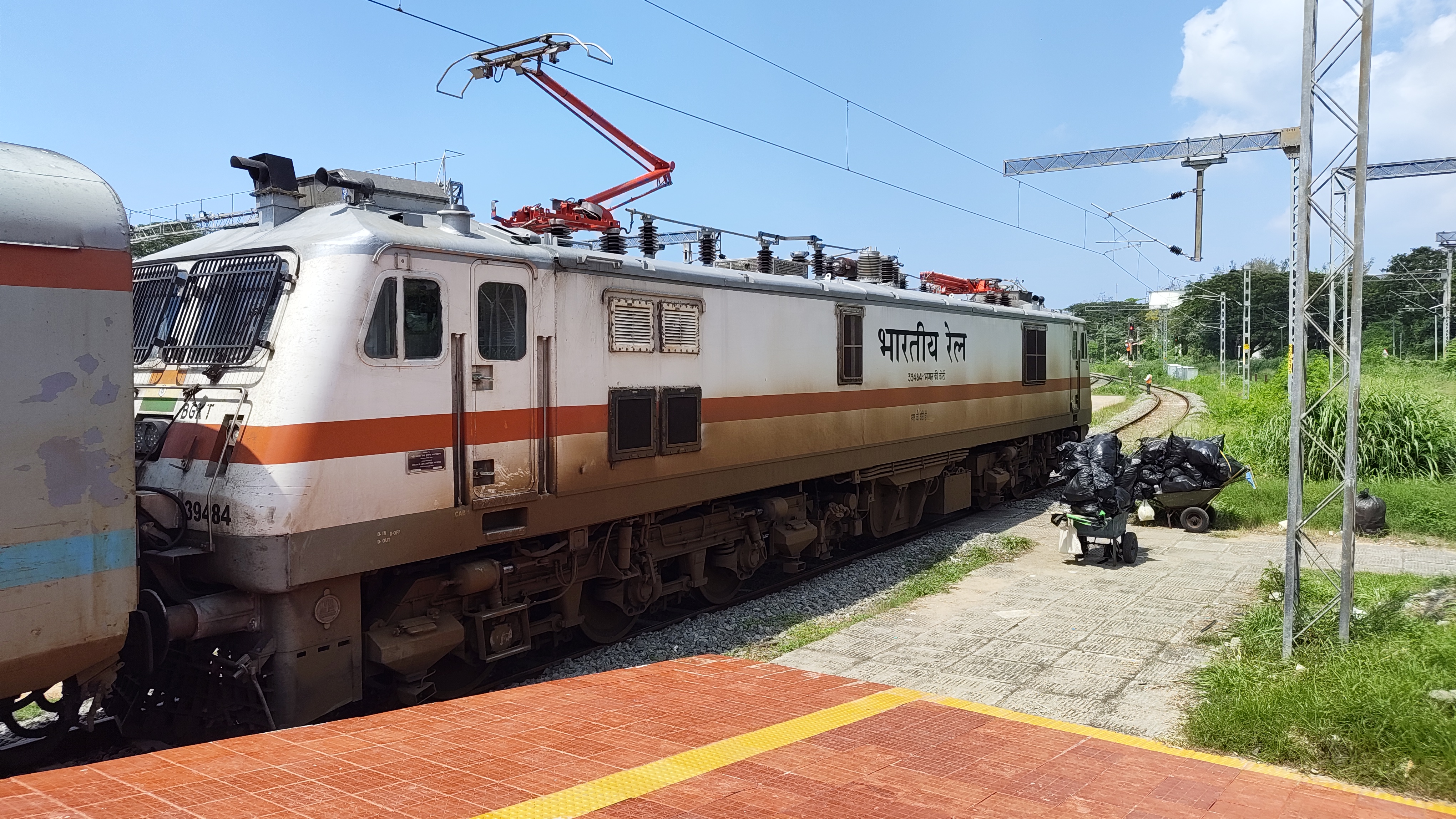 33817 Sealdah - Bangaon Local photo 1