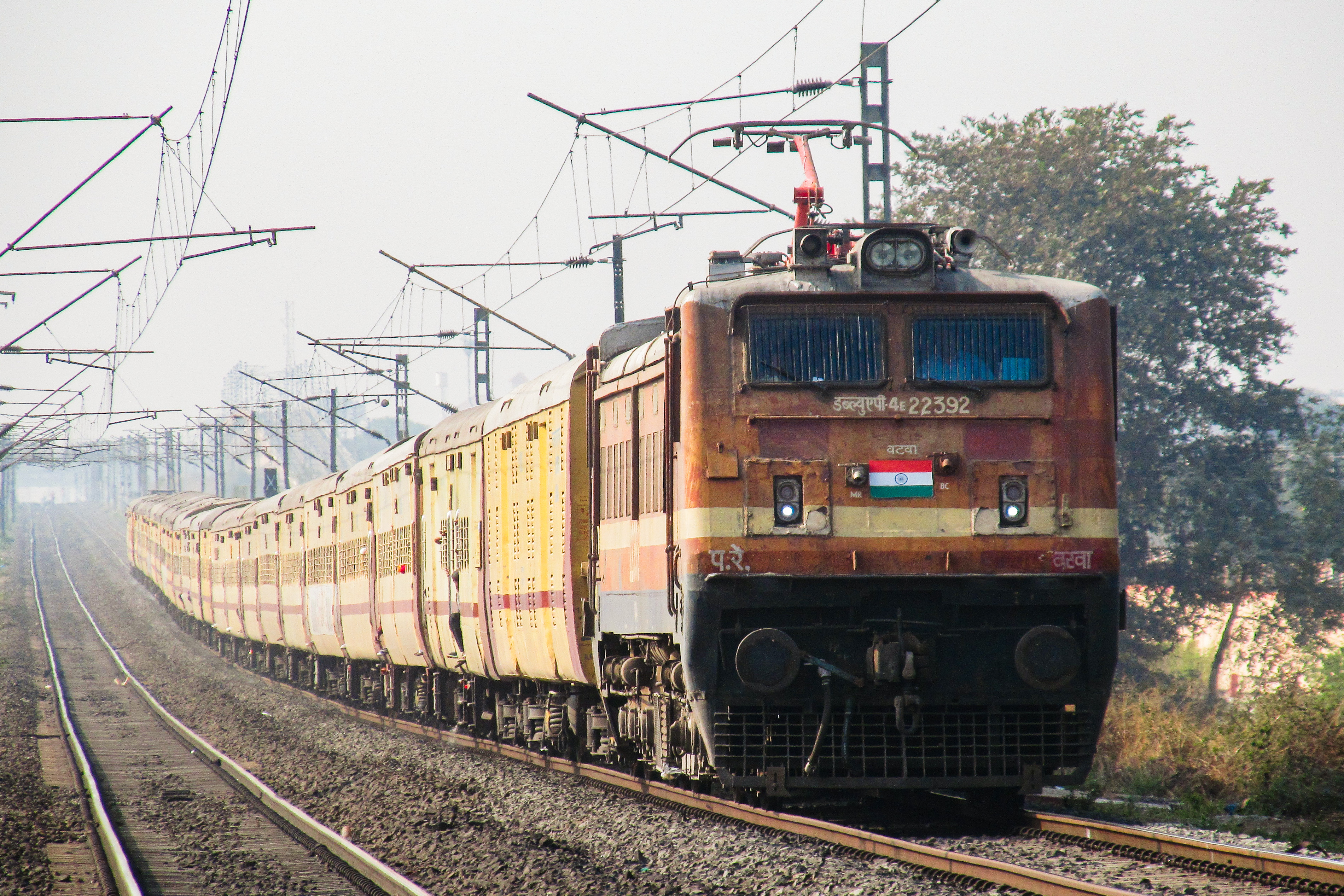 12949 Porbandar - Santragachi Kavi Guru SF Express photo 4