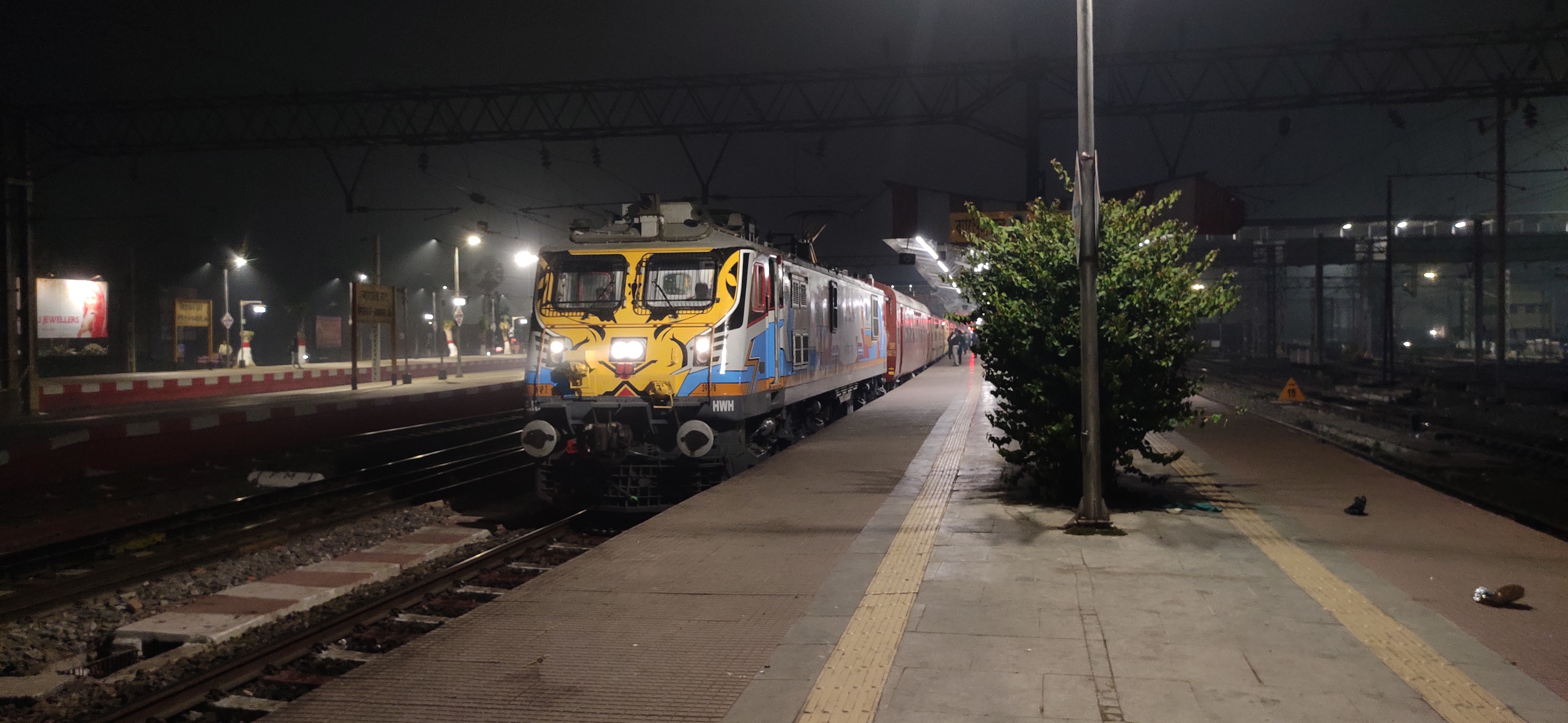 12972 Bhavnagar Terminus - Bandra Terminus SF Express photo 2