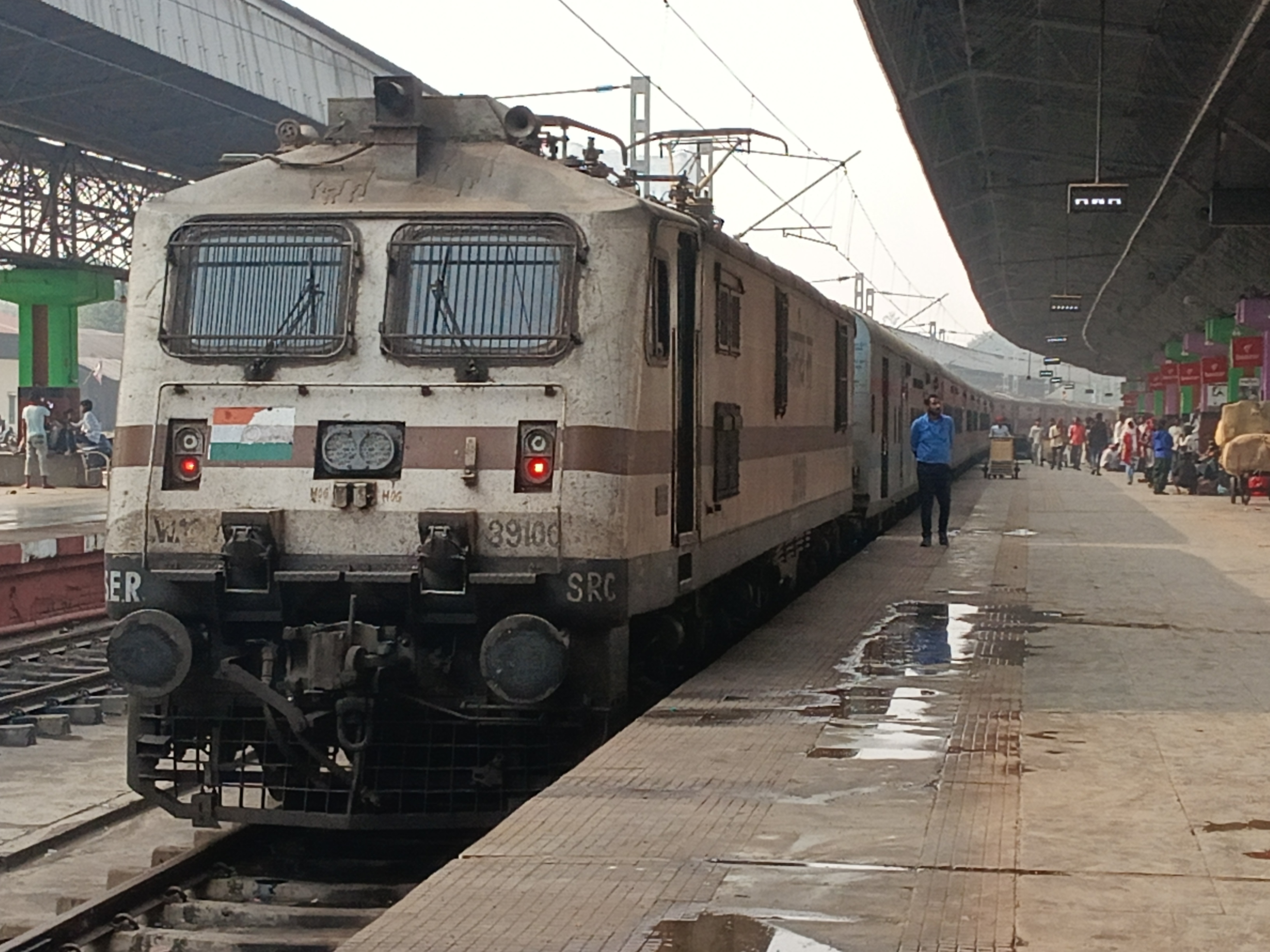 33861 Sealdah - Bangaon Local photo 5