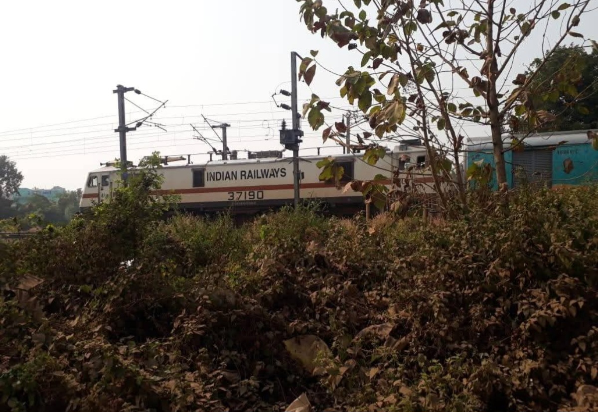 12551 SMVT Bengaluru - Kamakhya AC SF Express photo 3