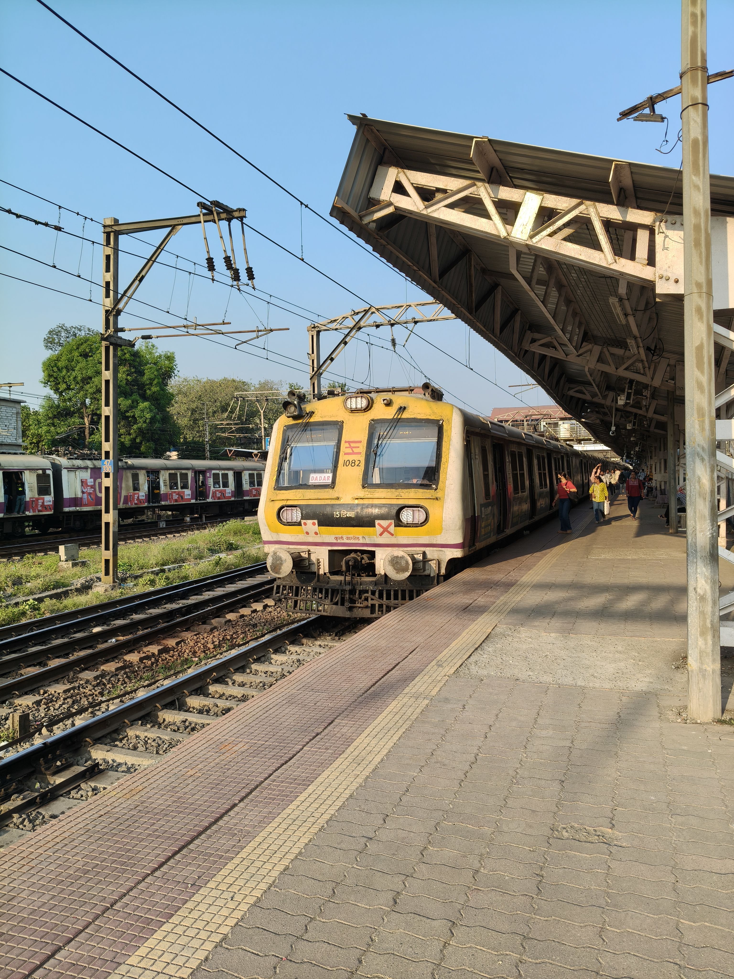 31215 Sealdah - Barrackpore Galloping Local photo 6