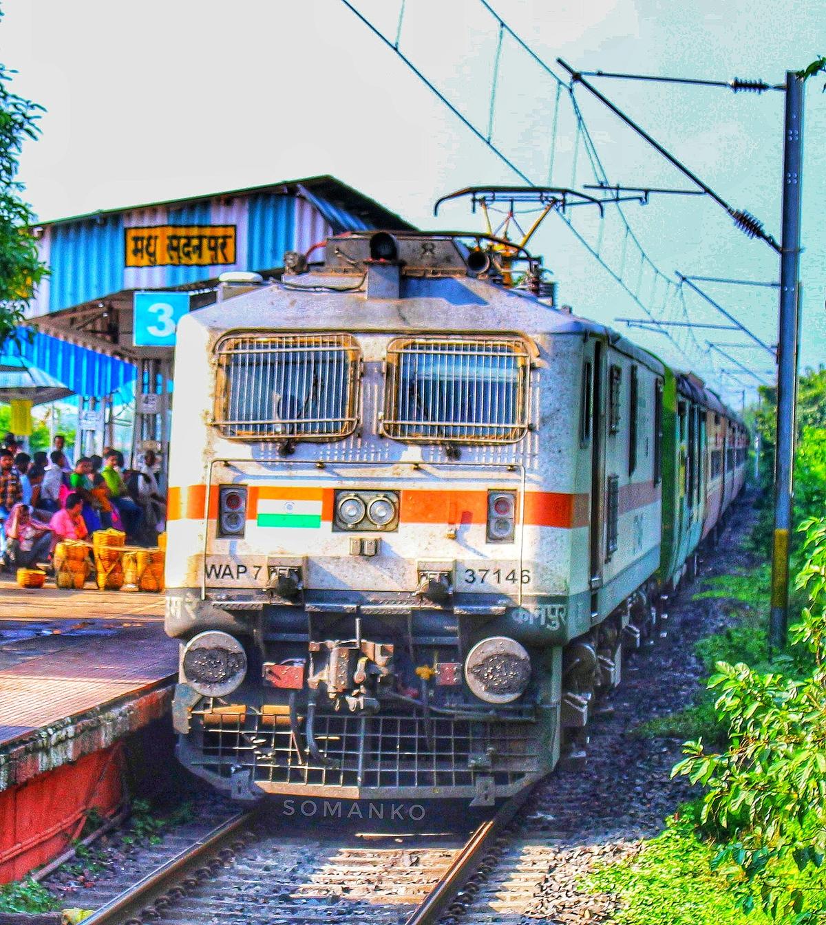 22935 Bandra Terminus - Palitana Weekly SF Express photo 7