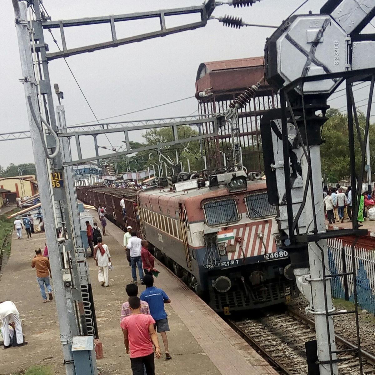 31233 Sealdah - Barrackpore Local photo 3