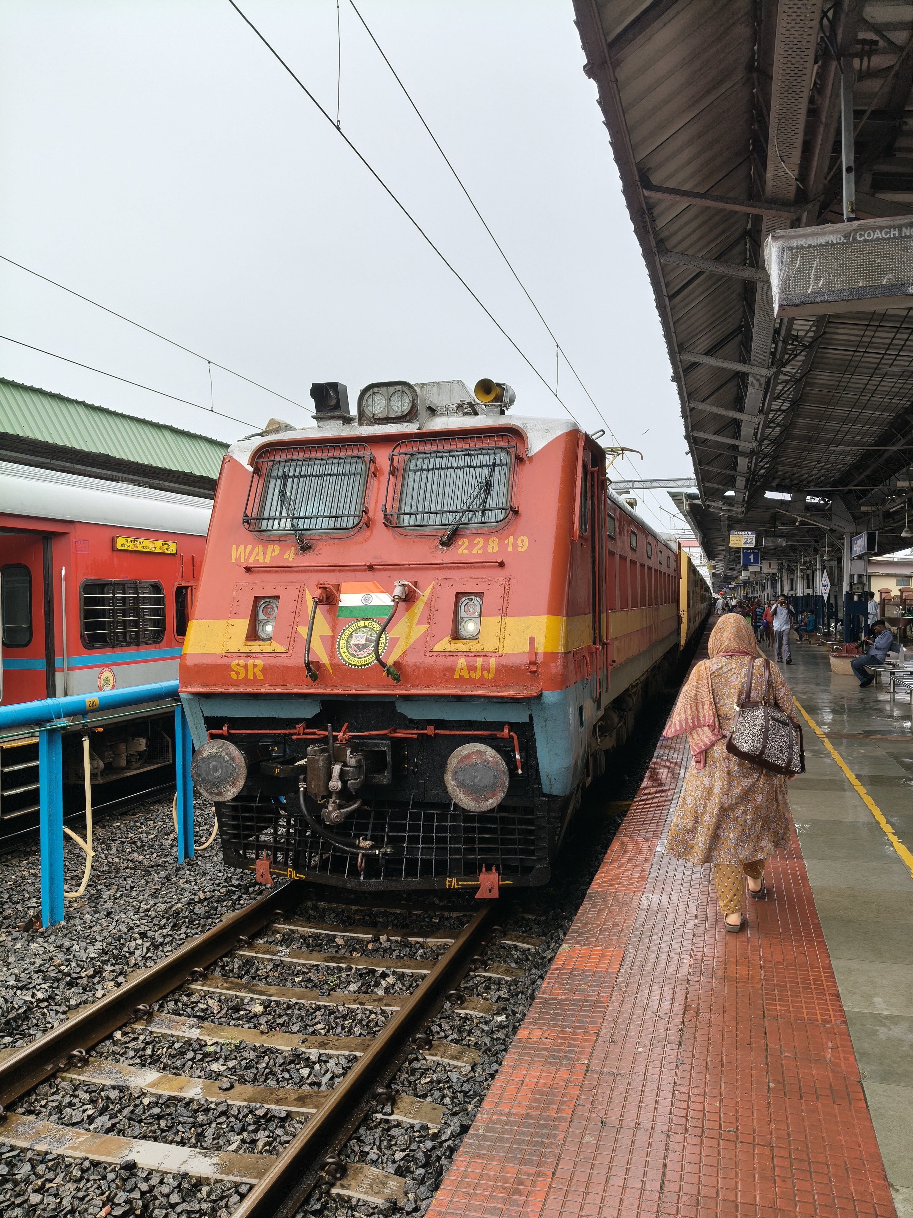 32225 Sealdah - Dankuni Local photo 1