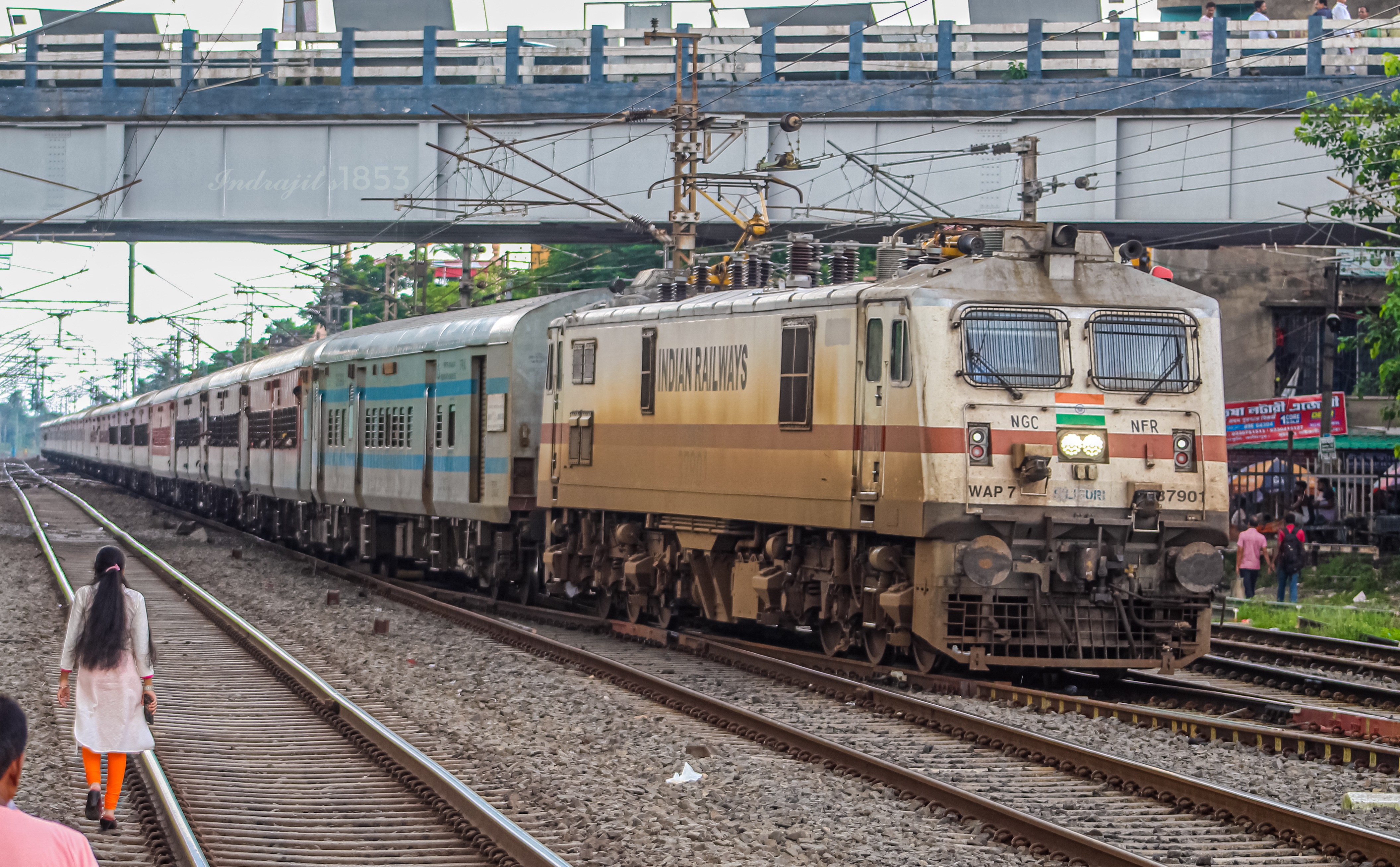 69109 Surat - Vadodara MEMU photo 2